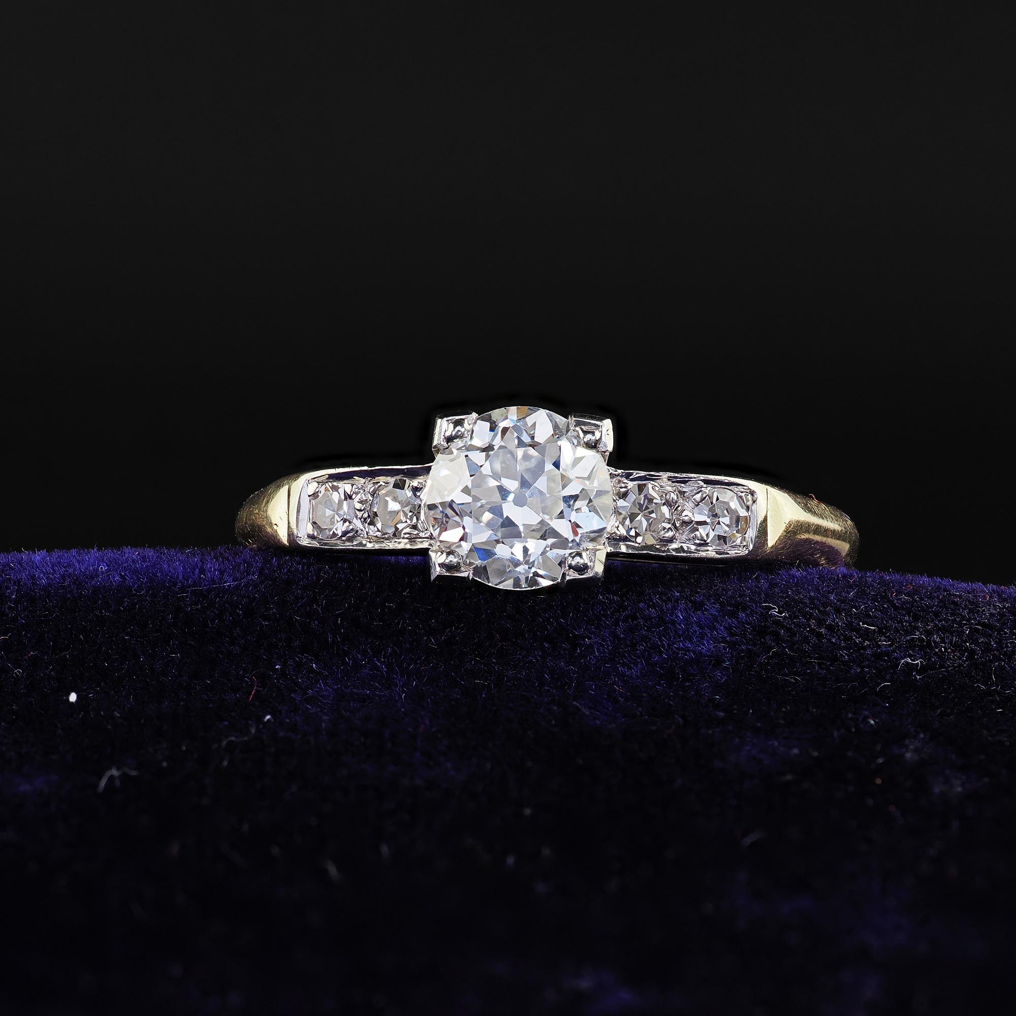 Magnifique bague de fiançailles en or jaune 14K Art Deco ancienne avec diamant de taille européenne. Cette bague de fiançailles classique en diamant de taille européenne ancienne est réalisée en or jaune 14k et en panier d'or blanc. La bague est