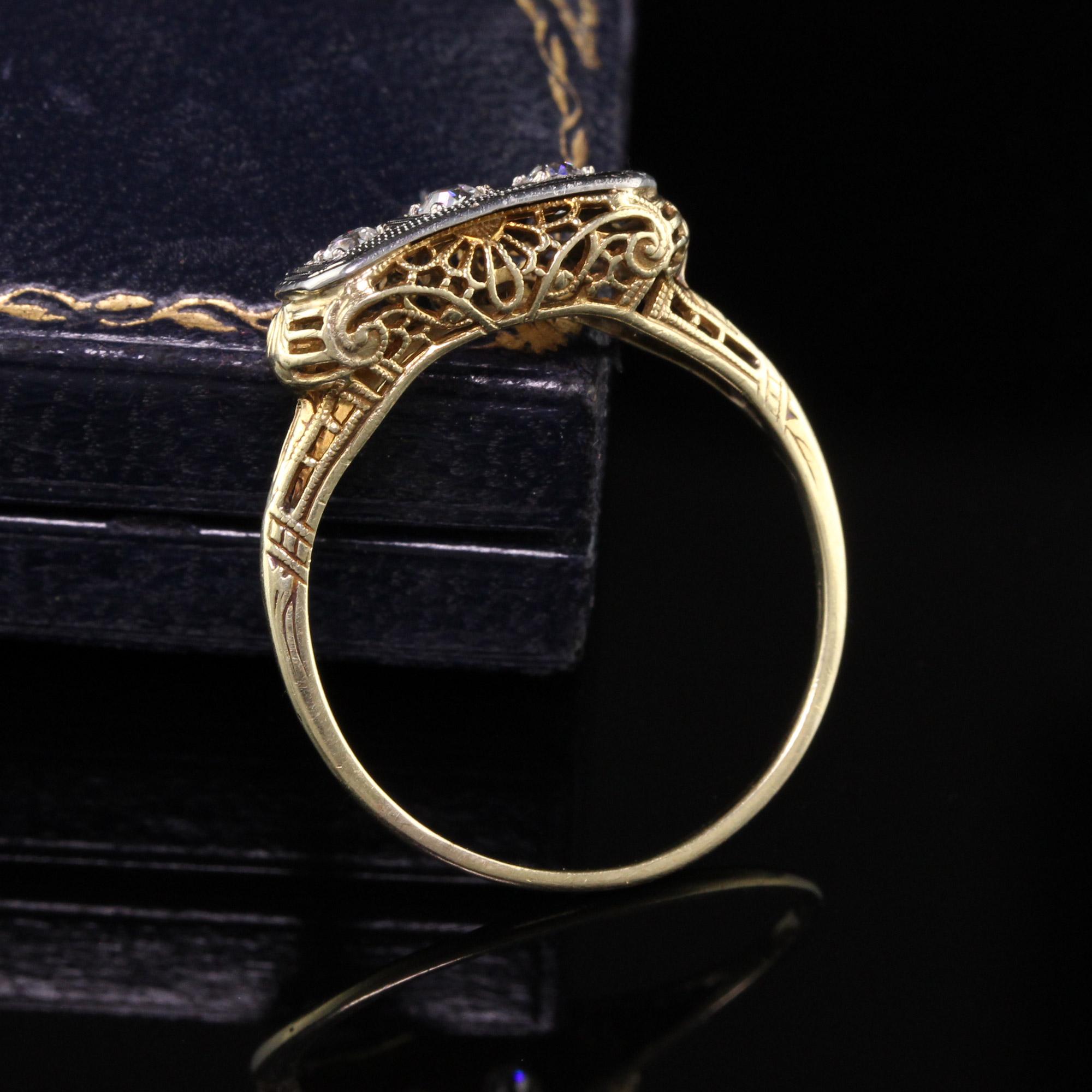 Belle bague en or jaune 14 carats de style Art déco ancien, avec trois pierres en diamant de taille européenne. Cette magnifique bague à trois pierres présente trois diamants de taille européenne ancienne au sommet d'une jolie monture