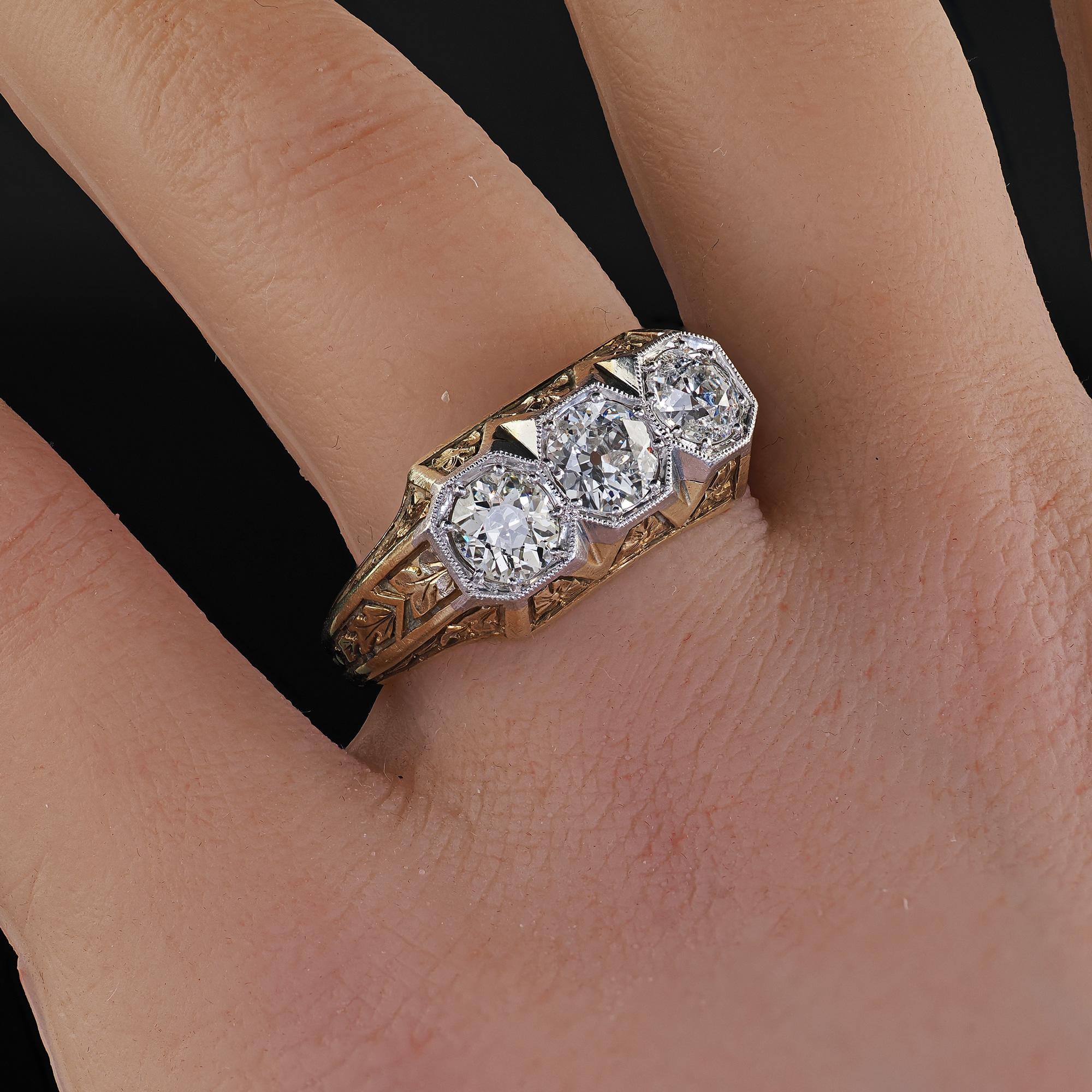 Anello antico Art Deco in oro giallo 14K con diamante europeo inciso a tre pietre in vendita 4