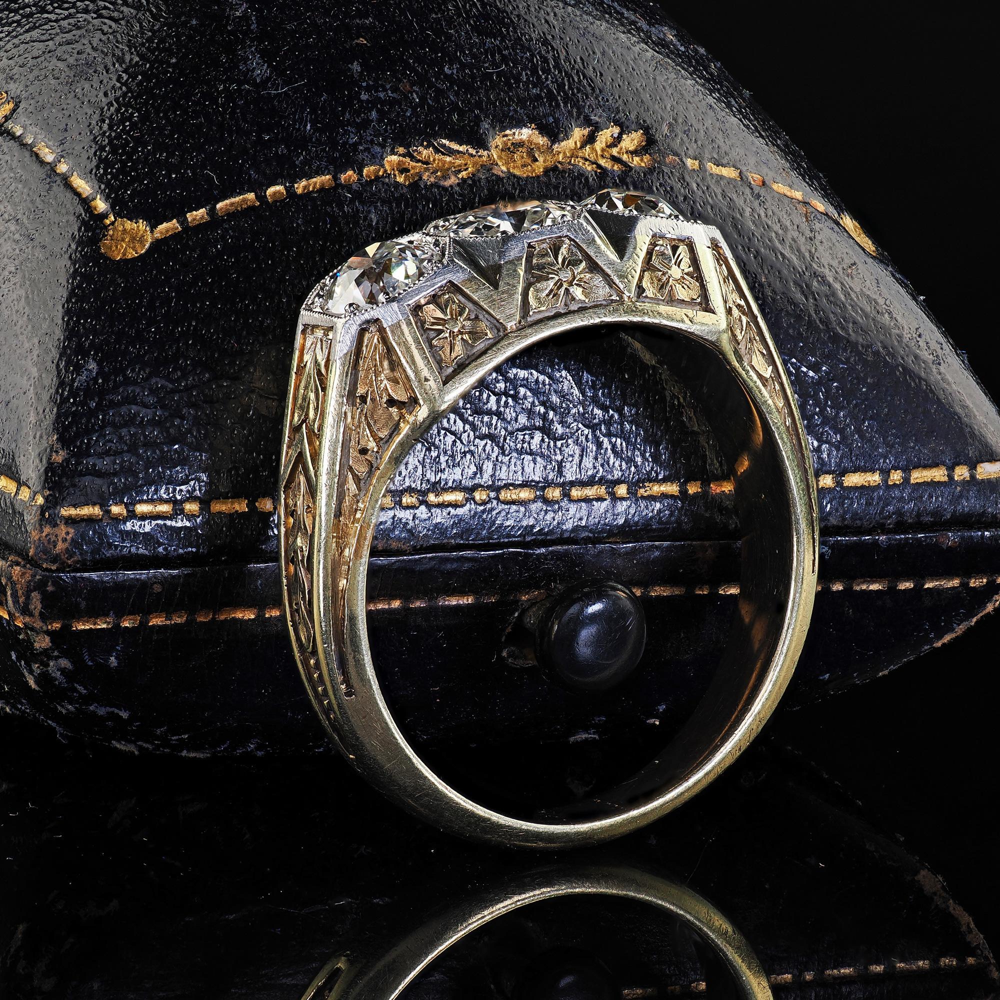 Art Déco Anello antico Art Deco in oro giallo 14K con diamante europeo inciso a tre pietre in vendita