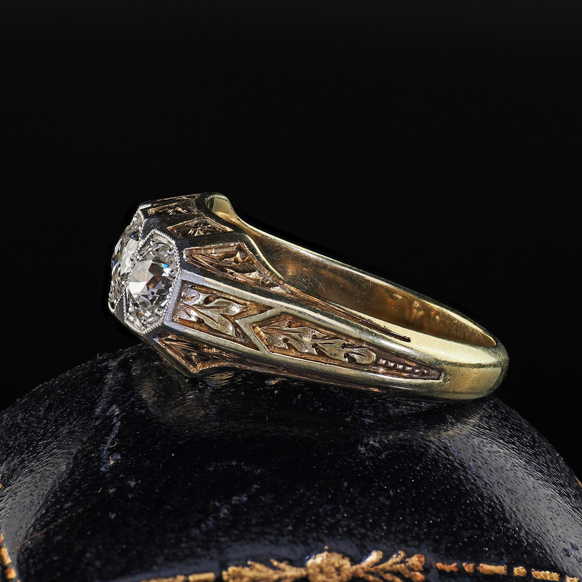 Anello antico Art Deco in oro giallo 14K con diamante europeo inciso a tre pietre In condizioni buone in vendita a Great Neck, NY