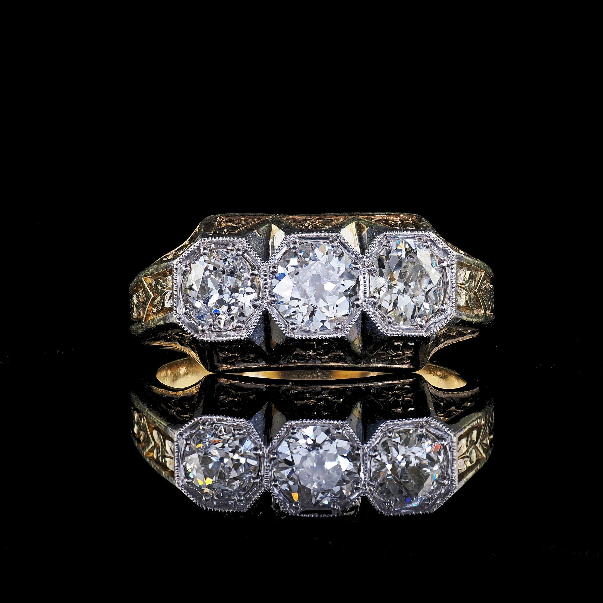 Anello antico Art Deco in oro giallo 14K con diamante europeo inciso a tre pietre in vendita 1