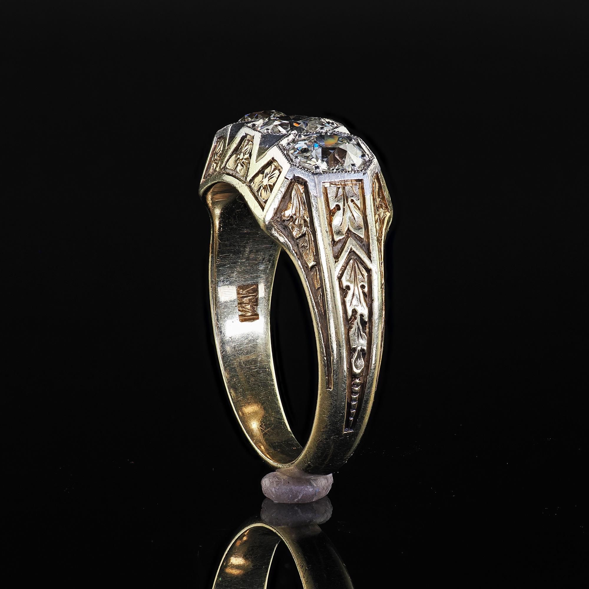 Anello antico Art Deco in oro giallo 14K con diamante europeo inciso a tre pietre in vendita 3