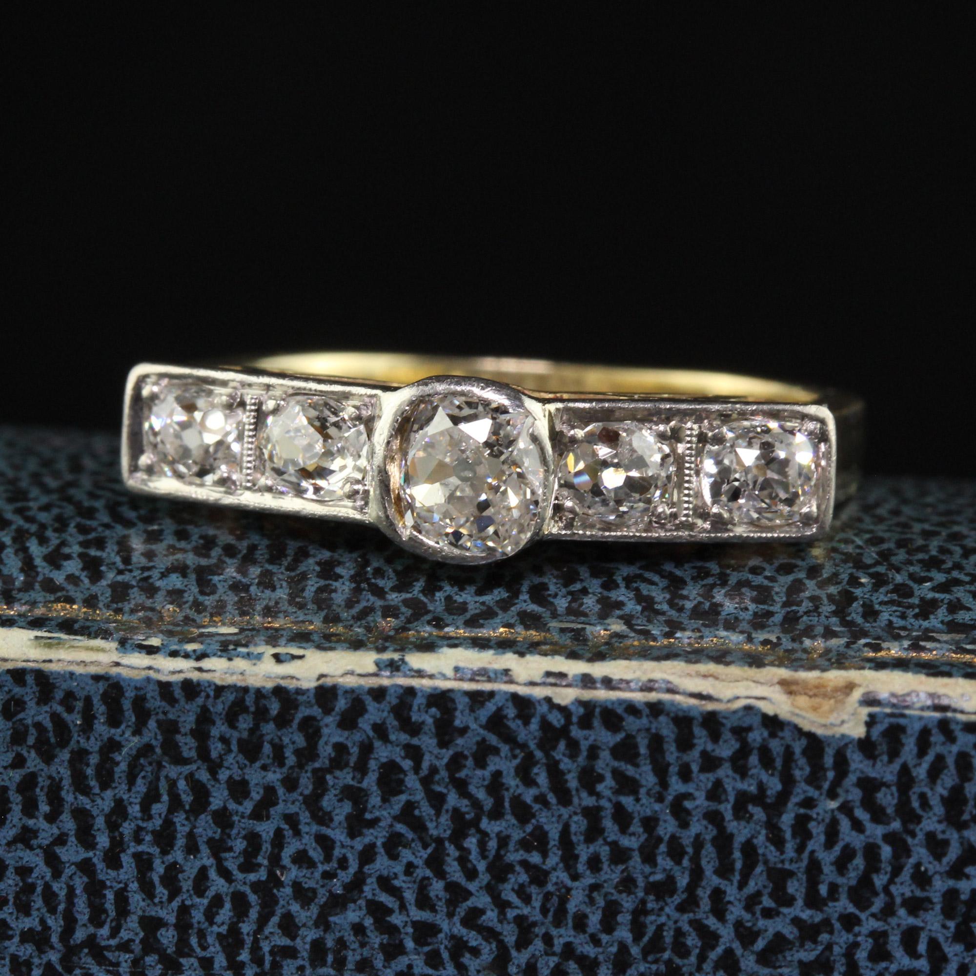 Schöne antike Art Deco 14K Gelbgold Old Mine Diamond Wedding Band Ring. Dieser schöne Ring ist aus 14k Gelbgold und Weißgold gefertigt. Es gibt alte Mine geschliffenen Diamanten auf der Oberseite des Rings gesetzt und ist in sehr gutem Zustand.