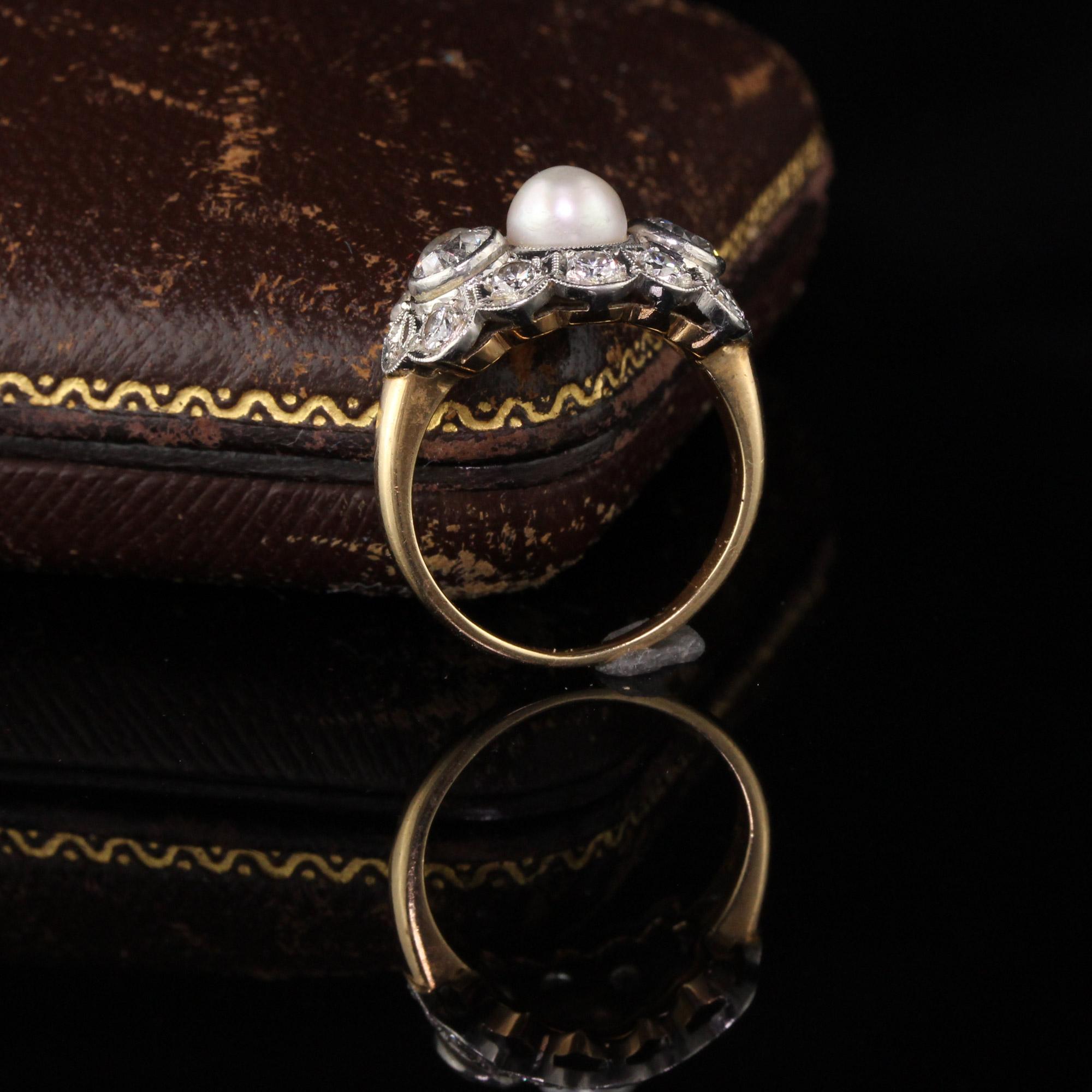Wunderschöne antike Art Deco 14K Gelbgold Platin drei Stein Perle Diamant Ring. Dieser wunderschöne 3-Stein-Ring zeigt eine natürliche Perle mit Diamanten im Minenschliff an den Seiten. Sie ist aus Gelbgold, der obere Teil ist aus Platin. Es ist ein