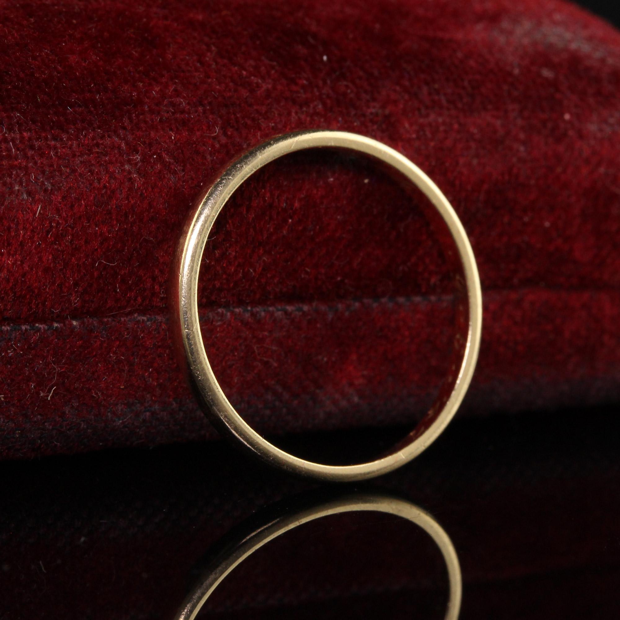 Antique Art Deco 14K Yellow Gold Thin Classic Engraved Wedding Band - Size 7 In Good Condition For Sale In Great Neck, NY