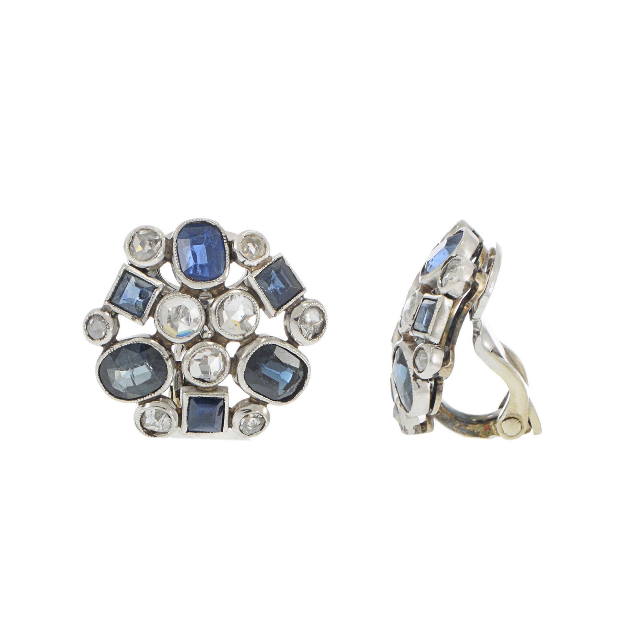 Fabriquées à l'époque emblématique de l'Arte Antiques, ces boucles d'oreilles anciennes incarnent la sophistication audacieuse des années 1920 et 1930. Conçues en forme de disque géométrique, les boucles d'oreilles sont serties en or blanc 14KT et