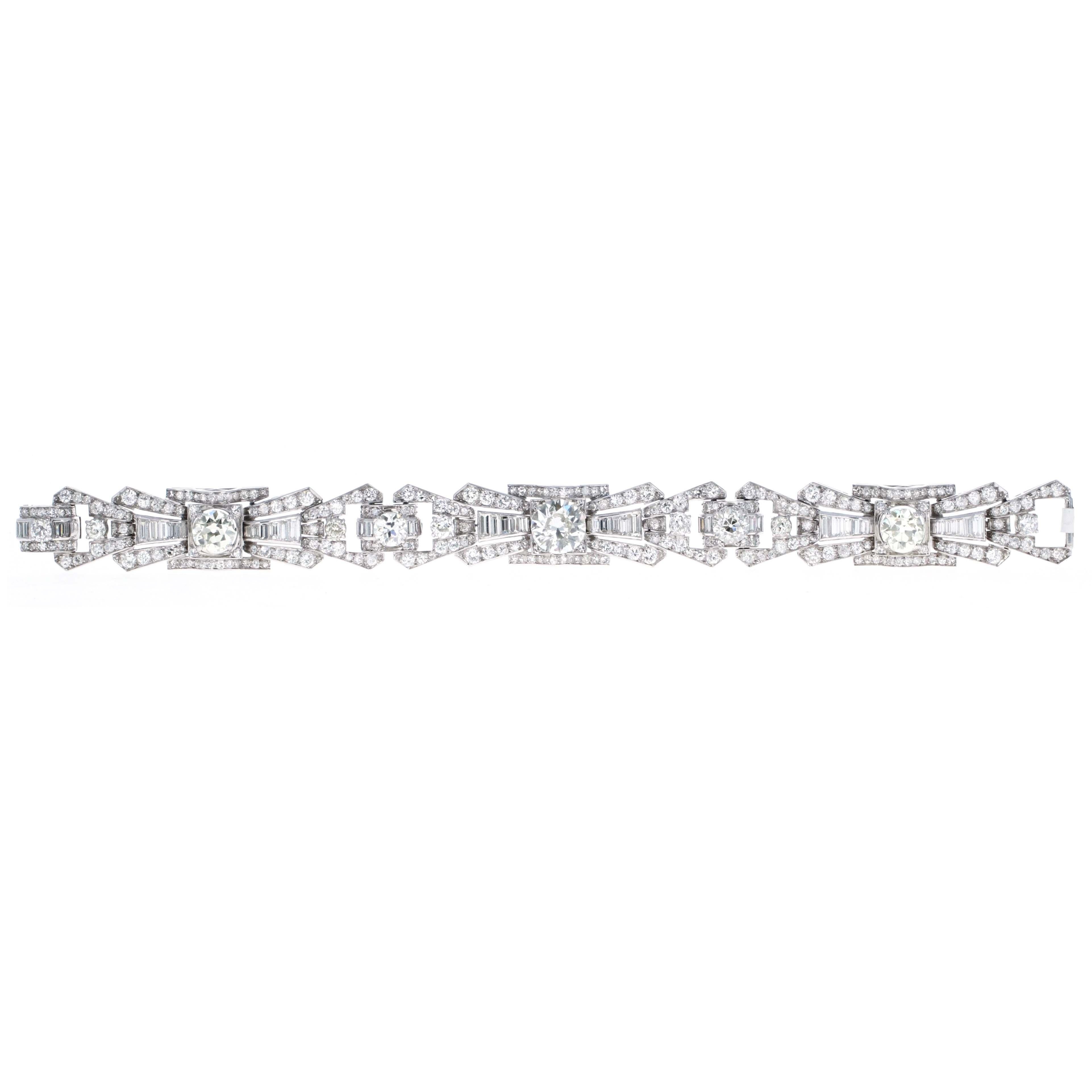 Dieses außergewöhnliche antike Art-Déco-Diamantenarmband ist ein wahres Sammlerstück mit schätzungsweise 15,00 Karat schillernden, in Platin gefassten Diamanten. Dieses atemberaubende Armband wurde mit tadelloser Handwerkskunst entworfen und zeigt