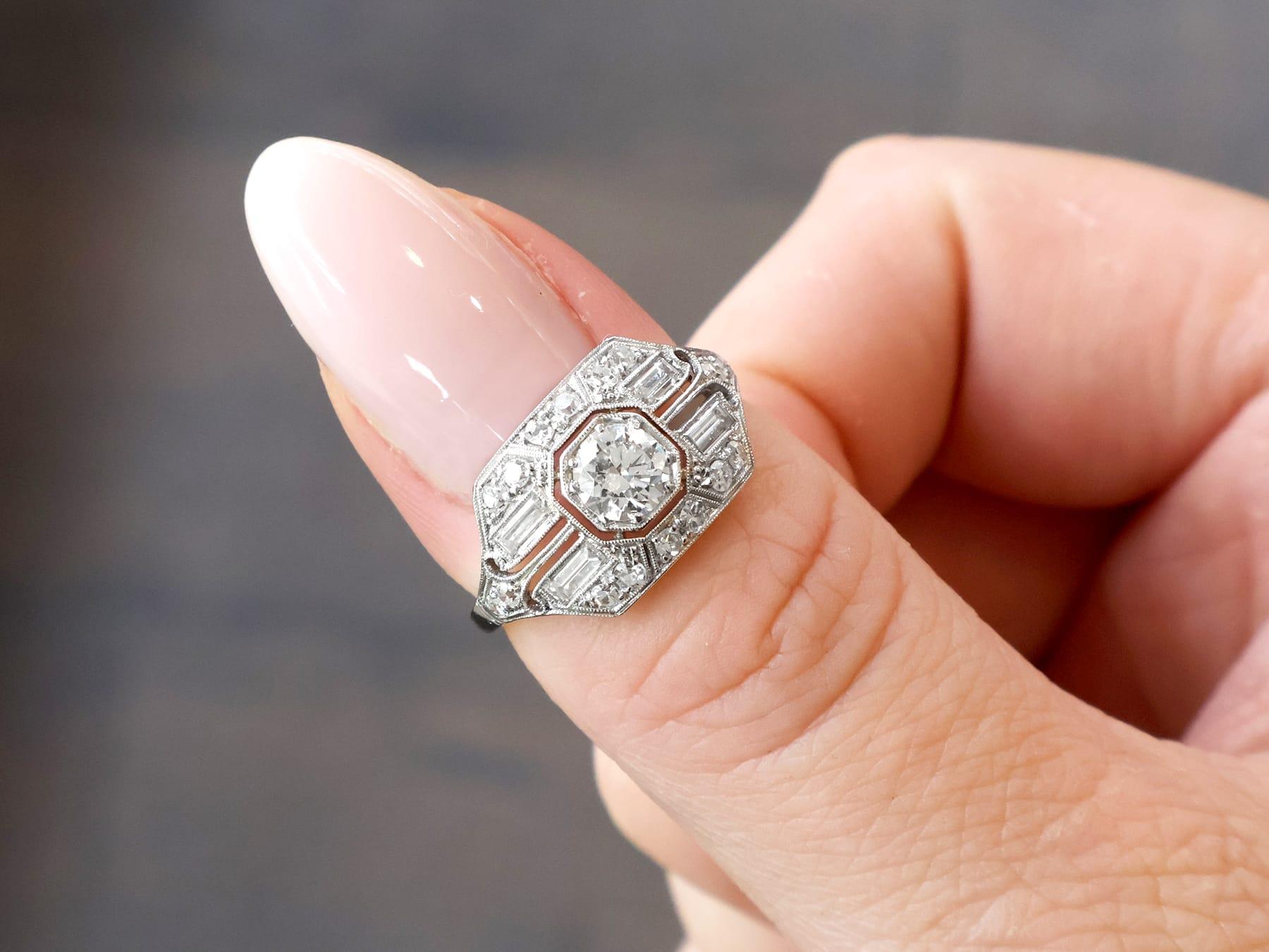 Art déco Bague ancienne Art Déco 1,53 carat diamant et or blanc 18k Circa 1920 en vente