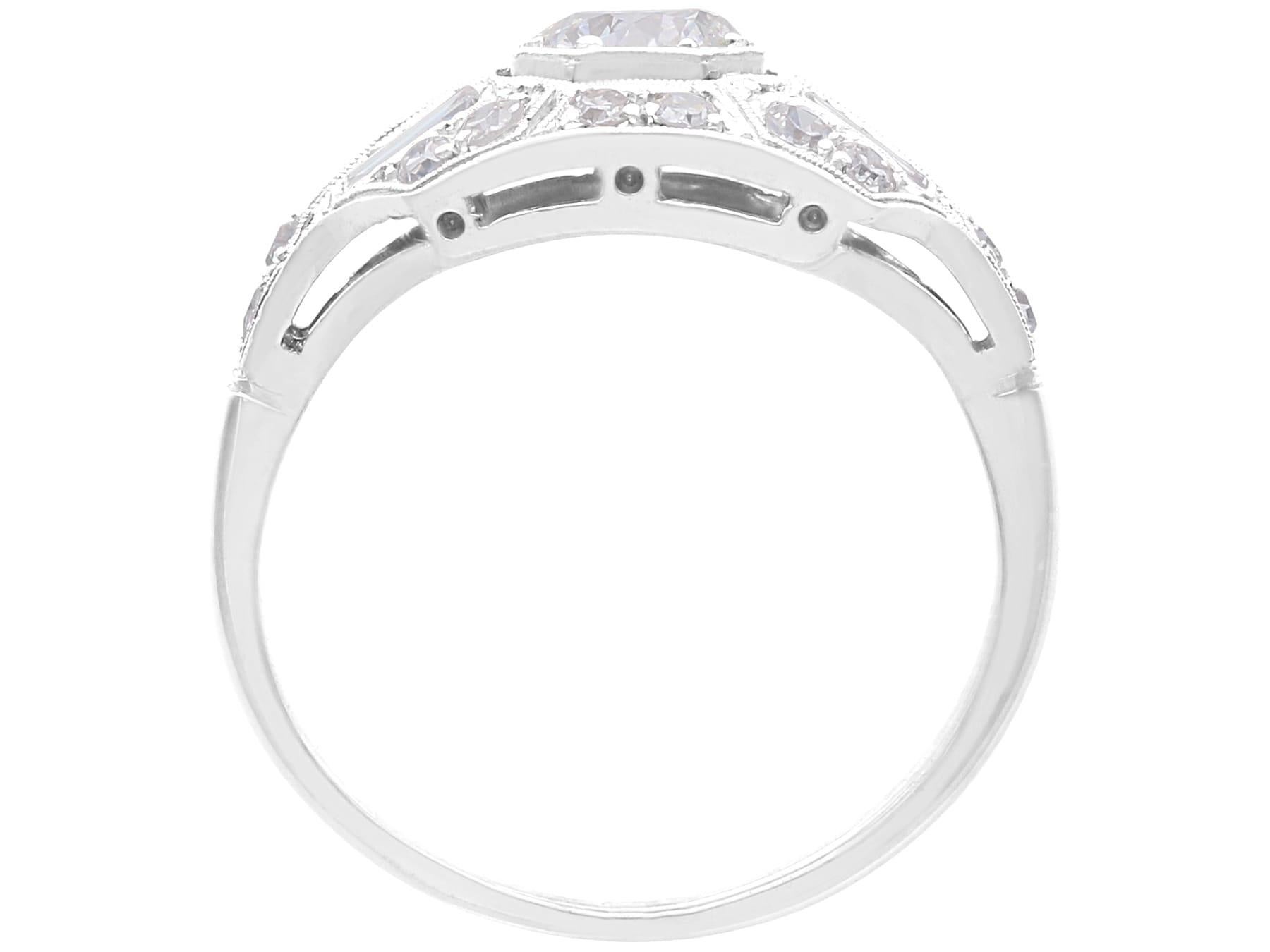 Bague ancienne Art Déco 1,53 carat diamant et or blanc 18k Circa 1920 Unisexe en vente