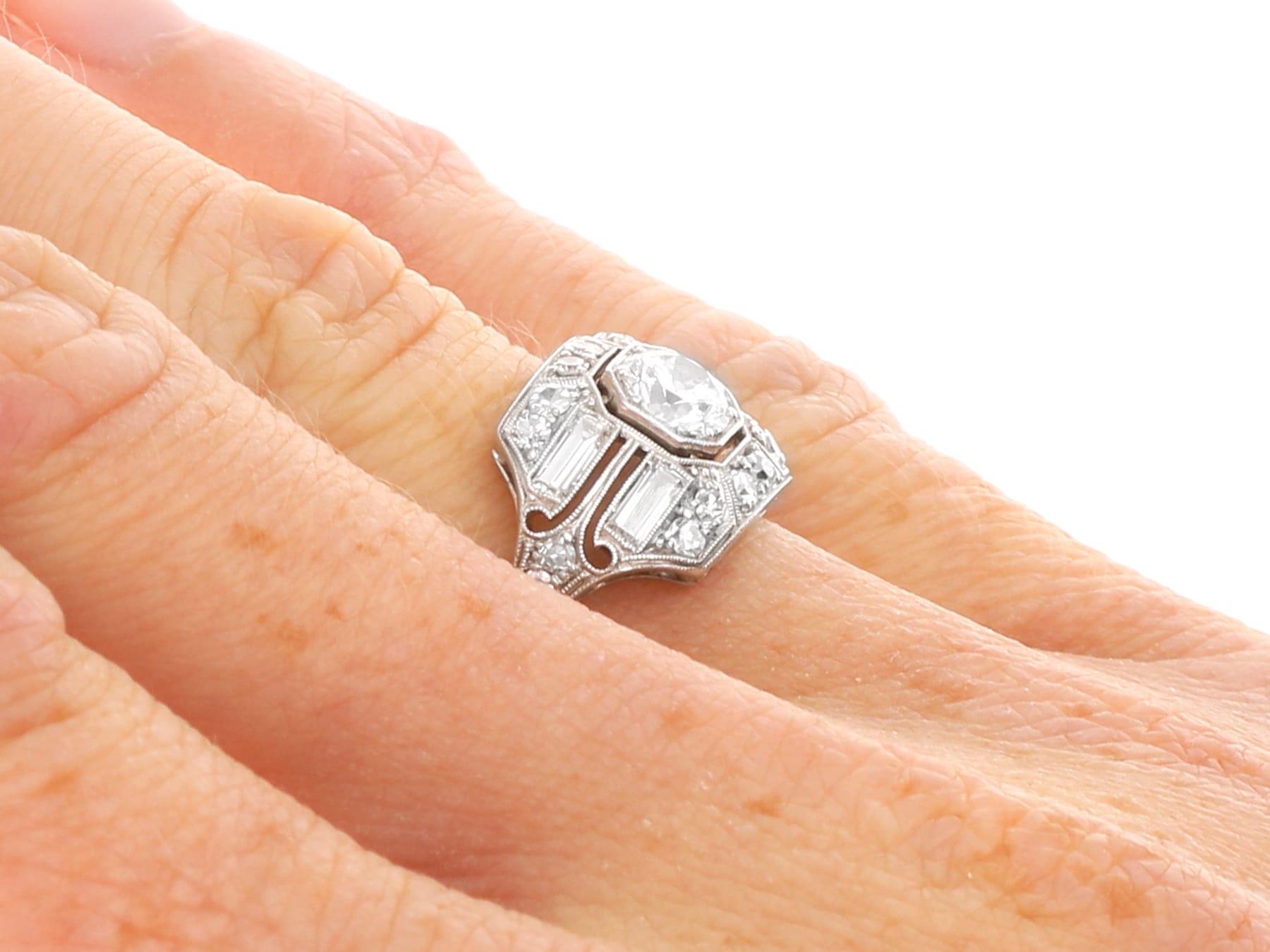 Bague ancienne Art Déco 1,53 carat diamant et or blanc 18k Circa 1920 en vente 2