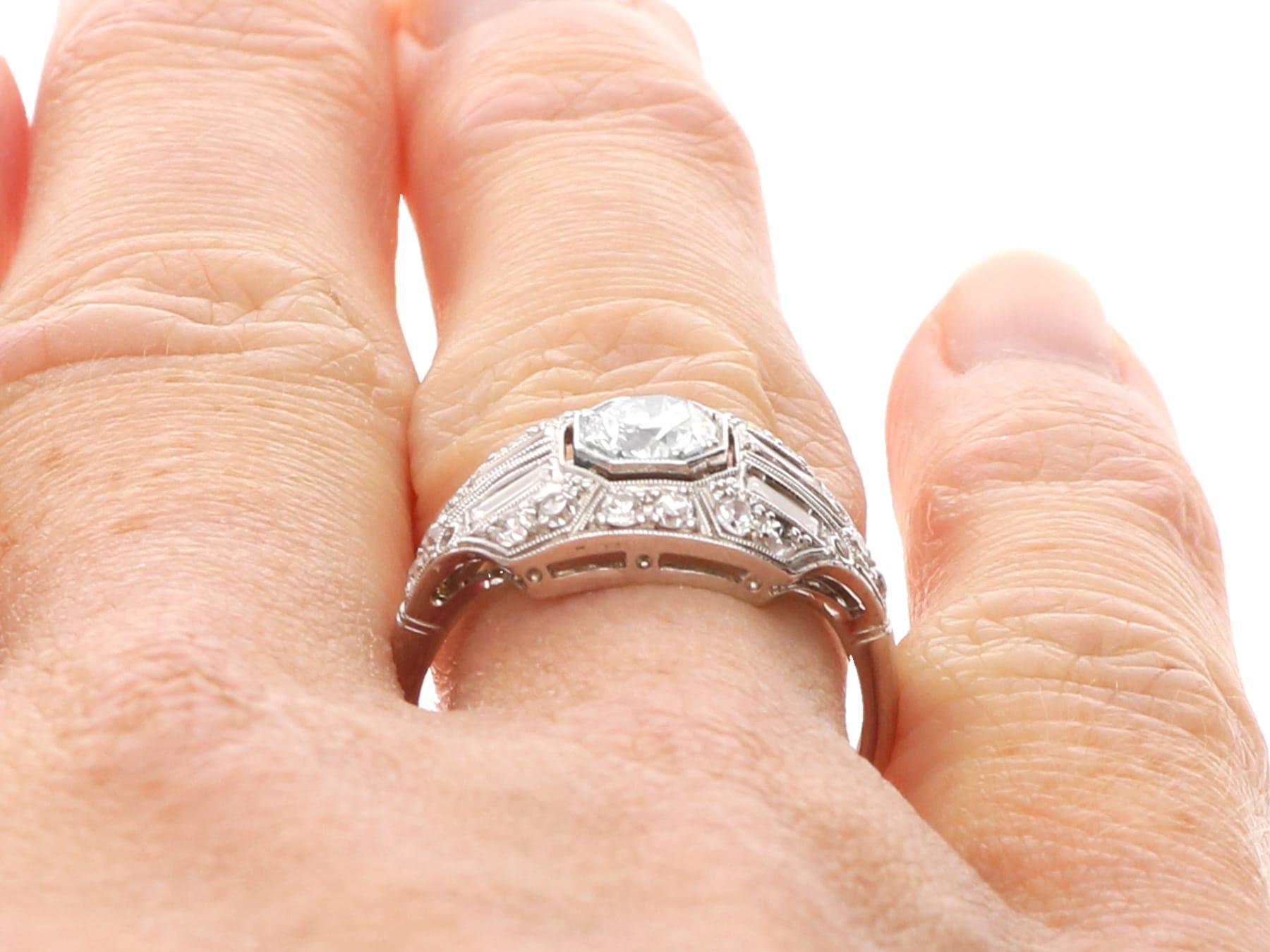 Bague ancienne Art Déco 1,53 carat diamant et or blanc 18k Circa 1920 en vente 3