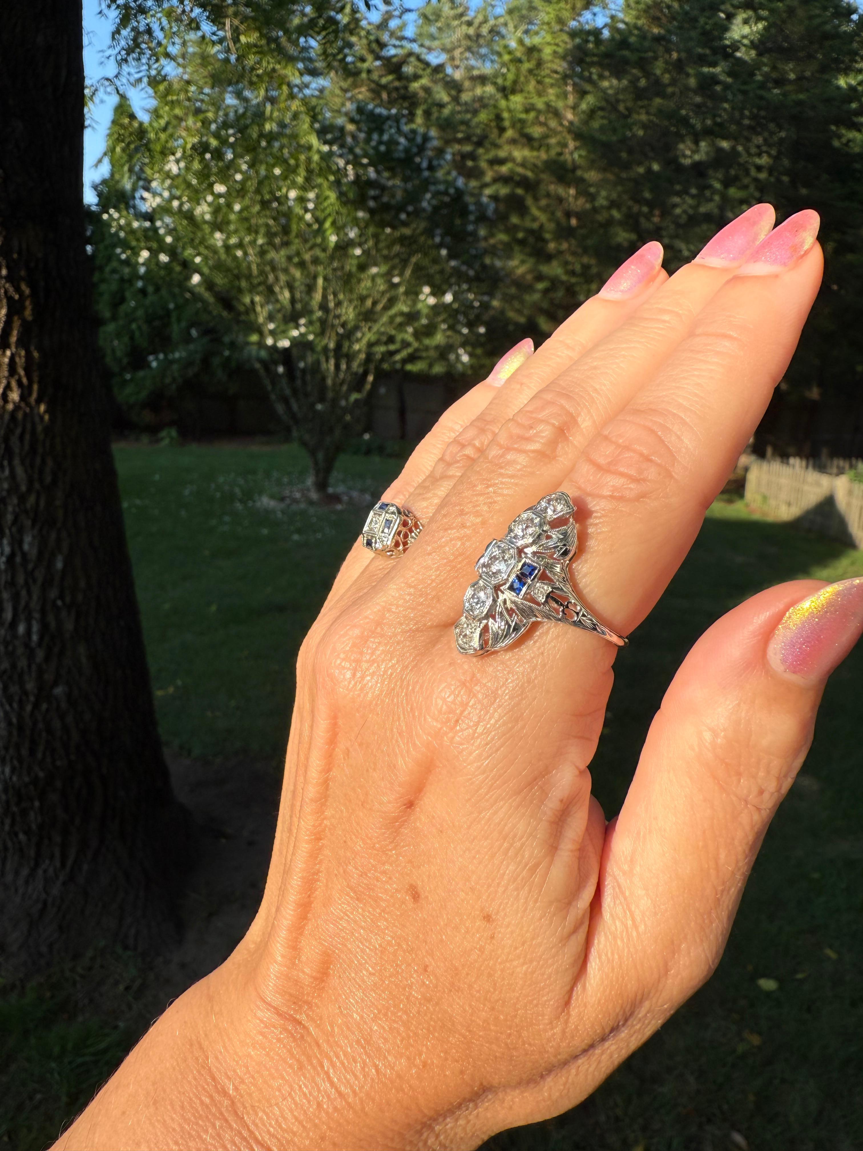 Bague cocktail Art déco ancienne en or 18 carats avec saphirs et diamants de 1,5 carat poids total, années 1920 en vente 9
