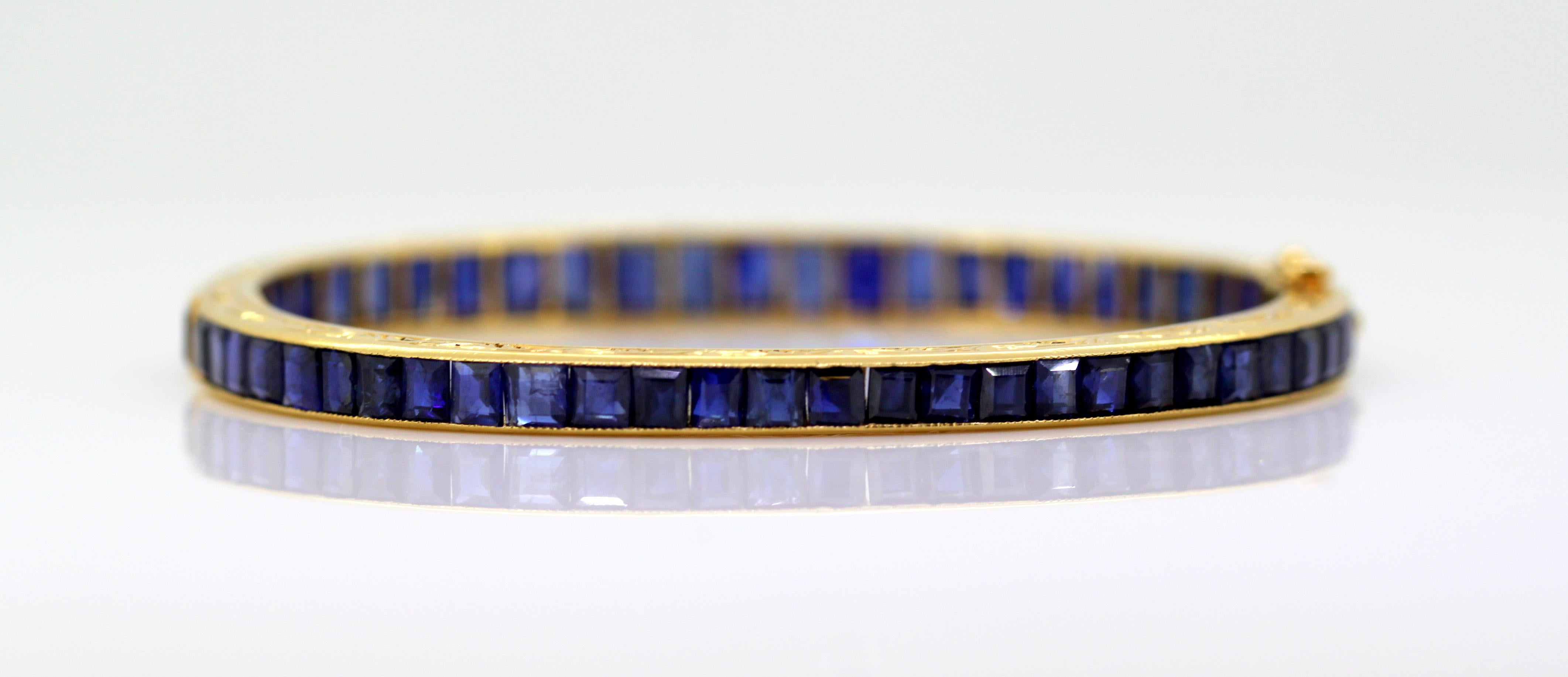 Antique Art Deco 18 Karat Gold Ladies Bangle with Sapphires Made in France, 1920 In Excellent Condition In Braintree, GB