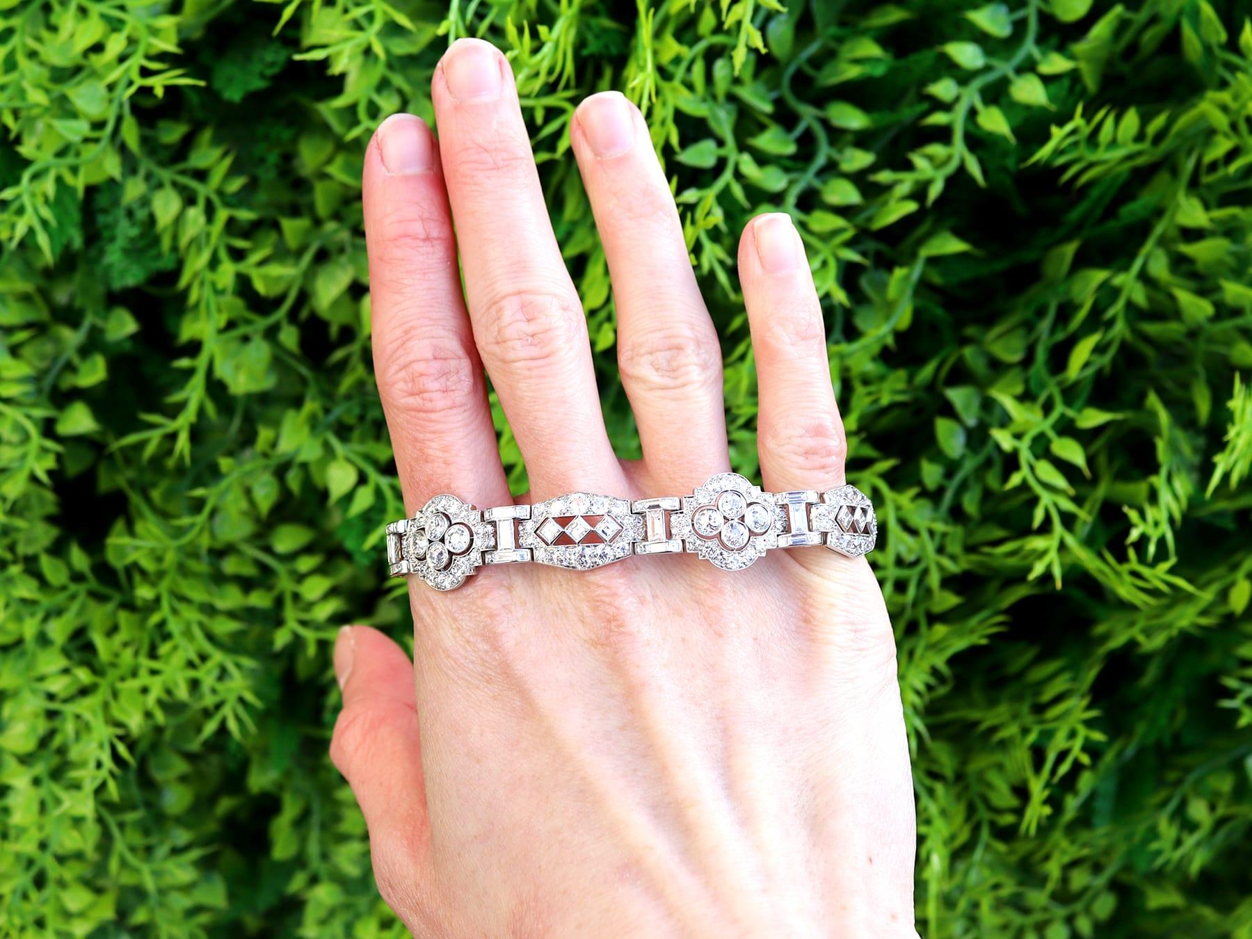 Un magnifique, étonnant, fin et impressionnant bracelet Art Déco antique en platine et diamant de 18,36 carats ; faisant partie de nos diverses collections de bijoux Art Déco.

Ce magnifique, fin et impressionnant bracelet antique en diamants de