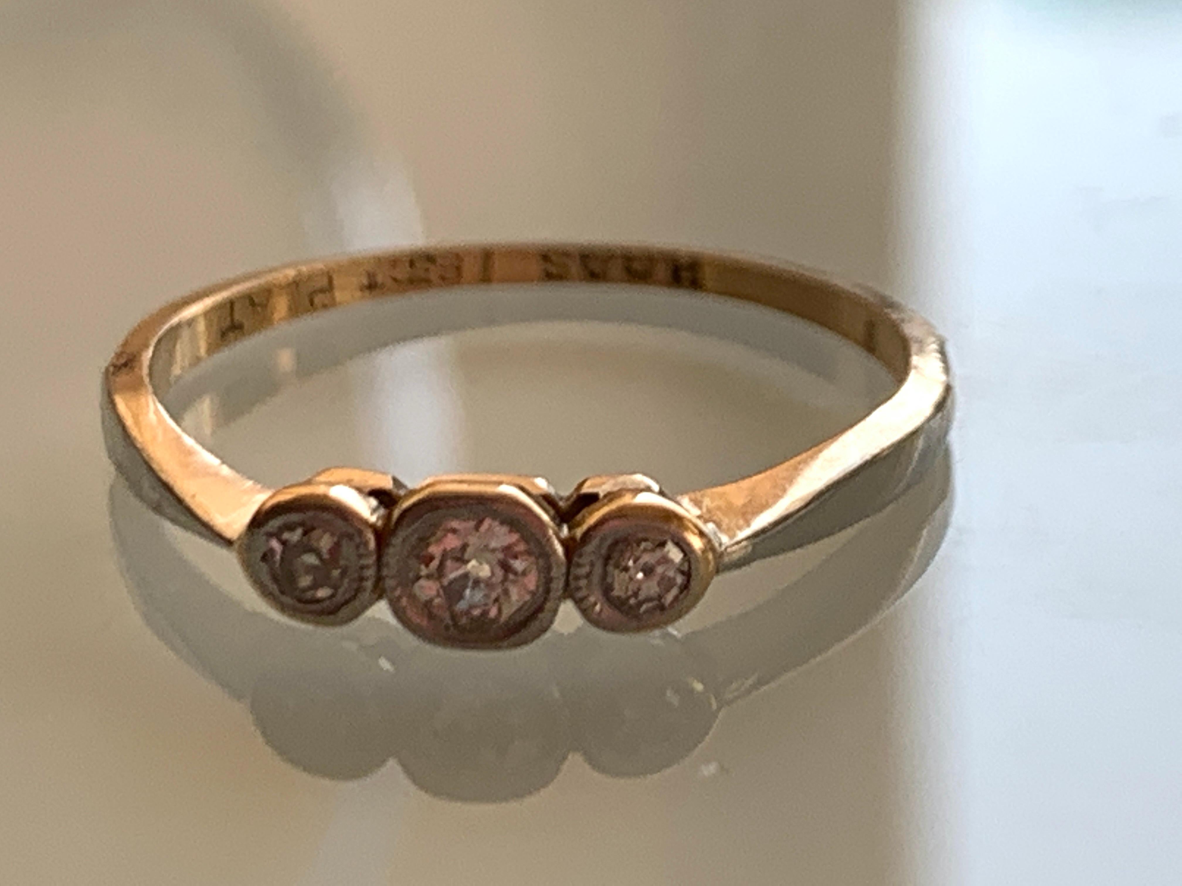 Antique Art Deco 18ct 750 Gold 0.10 Carat Diamond Ring In Good Condition In London, GB