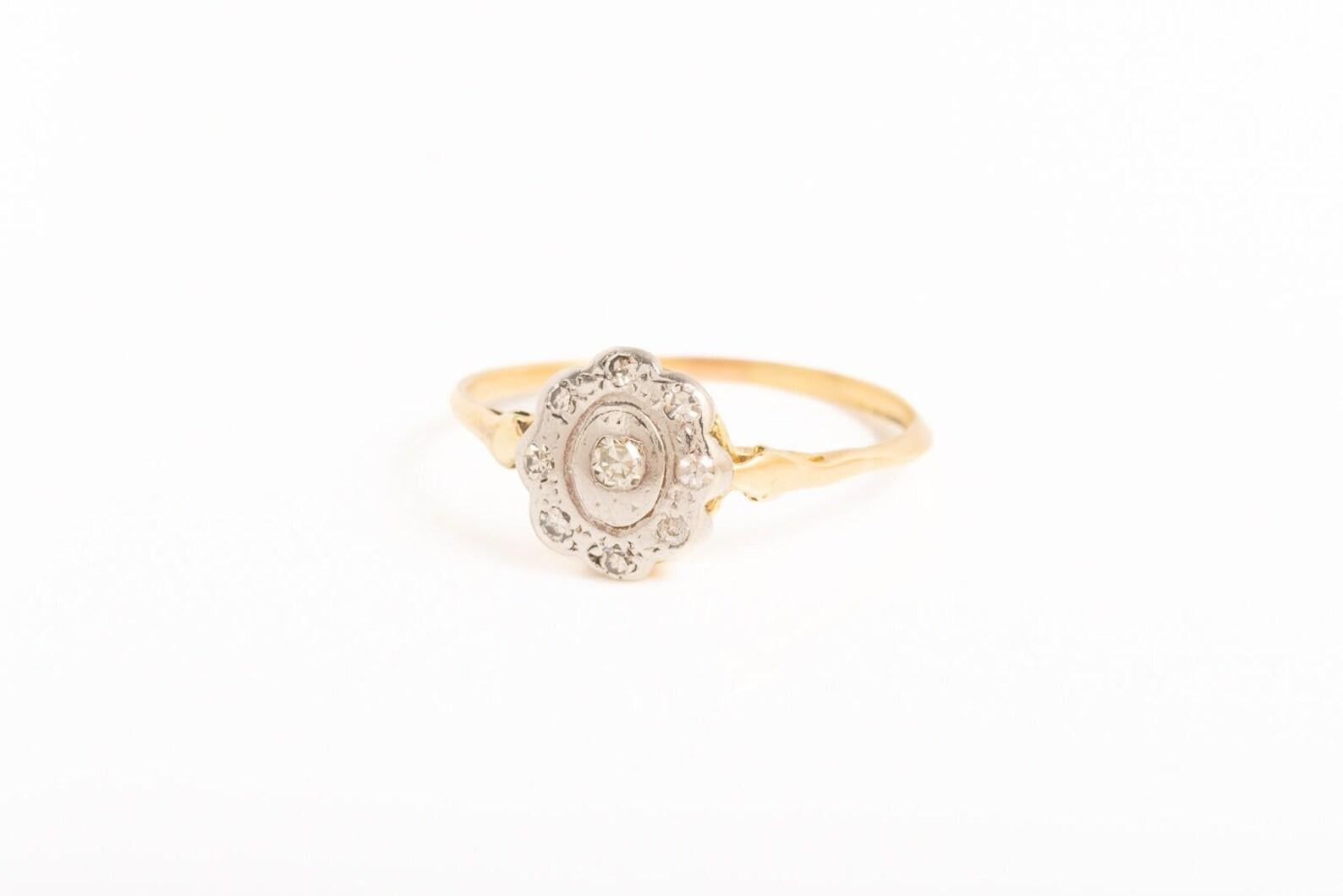 Antique Art Deco 18ct Gold Diamond Daisy Ring In Good Condition For Sale In Portland, England