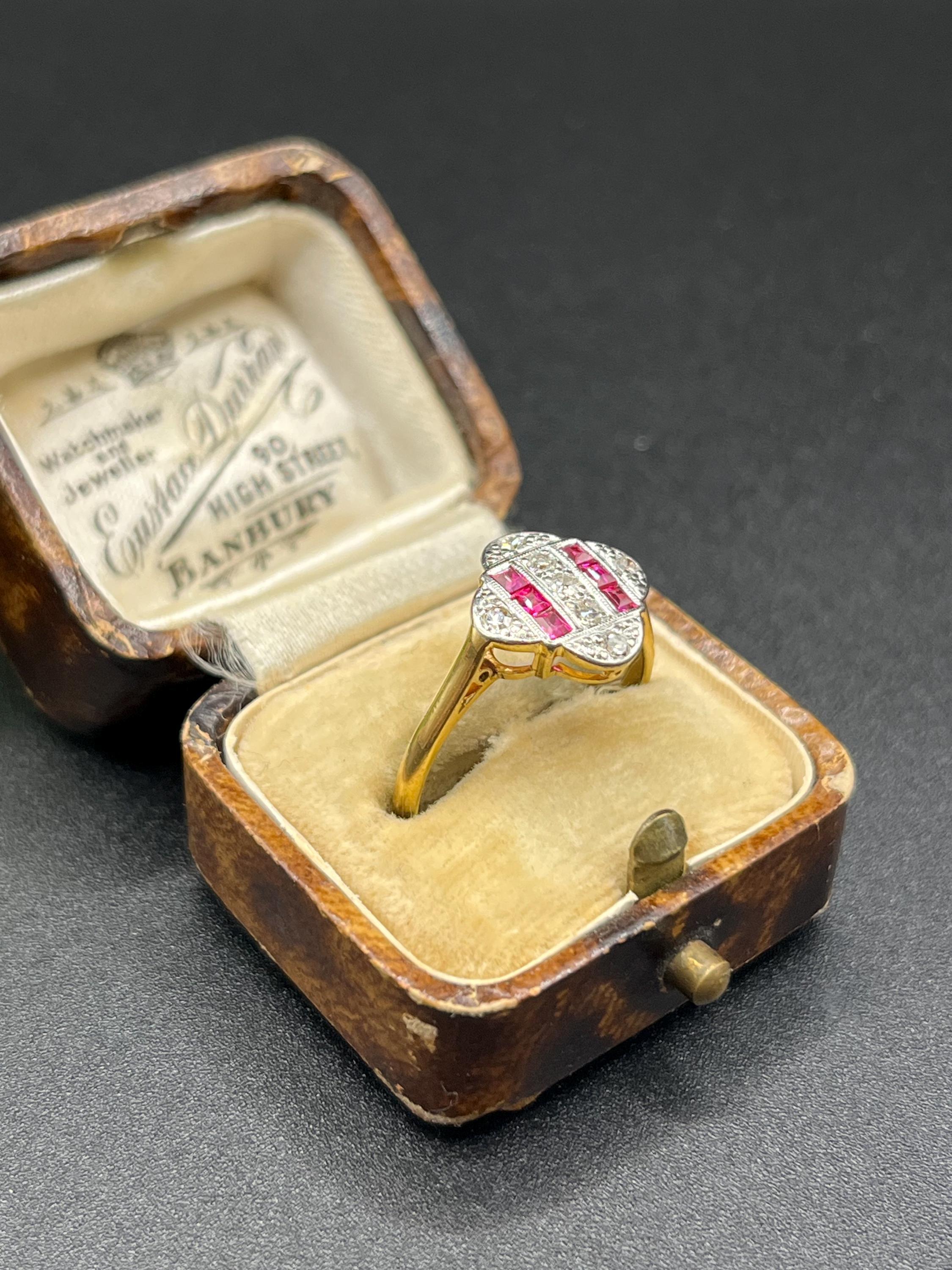 Bague ancienne en or 18ct, rubis et diamants, circa 1920, Art Deco en vente 4