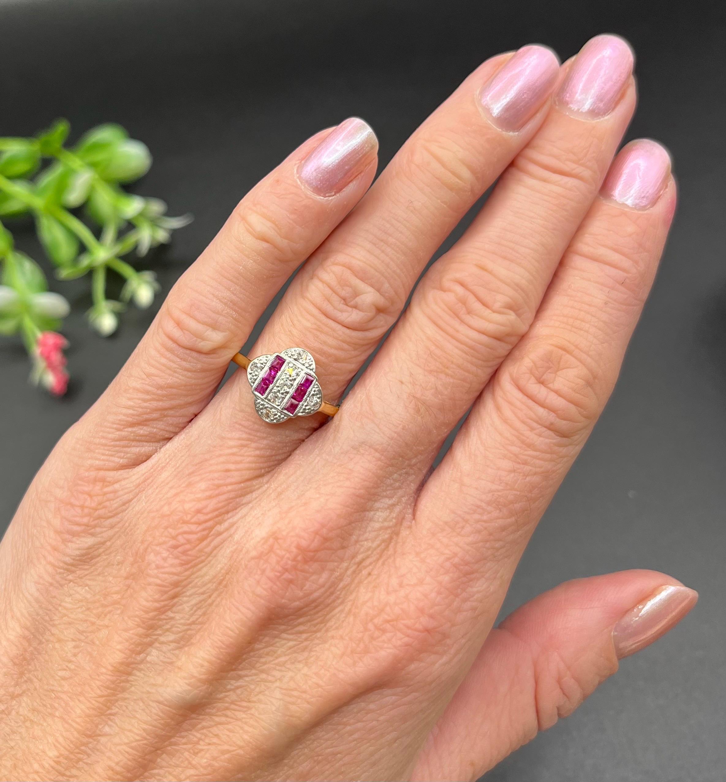 Bague vintage en rubis et diamants 

Or 18ct estampillé

Circa 1920s

Bague Art déco remarquable, sertie de six rubis de taille française et de sept diamants de taille unique, montée en platine. Les pierres sont serties dans un panneau