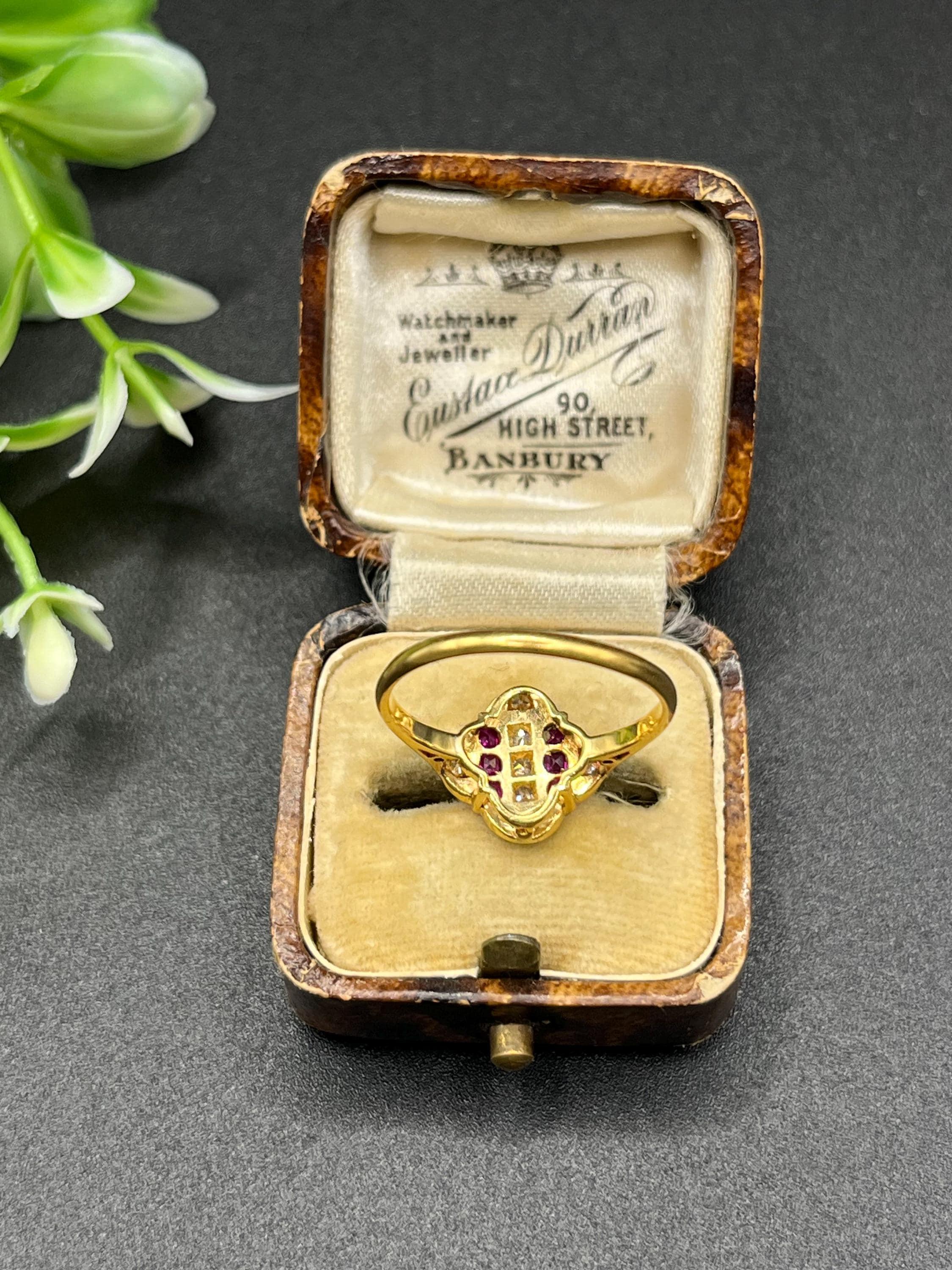 Taille mixte Bague ancienne en or 18ct, rubis et diamants, circa 1920, Art Deco en vente