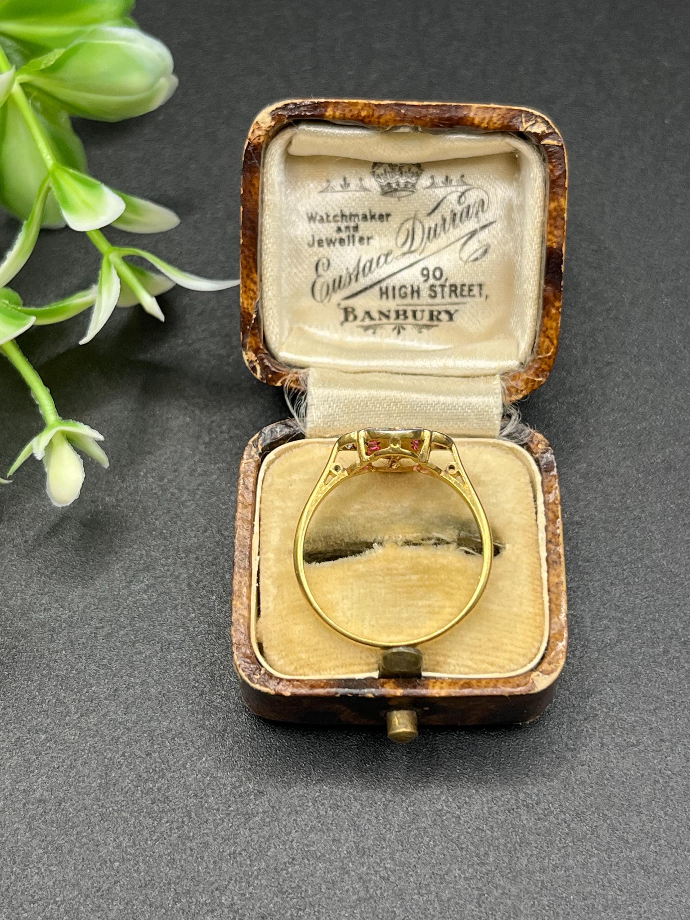 Bague ancienne en or 18ct, rubis et diamants, circa 1920, Art Deco Bon état - En vente à Brighton, GB