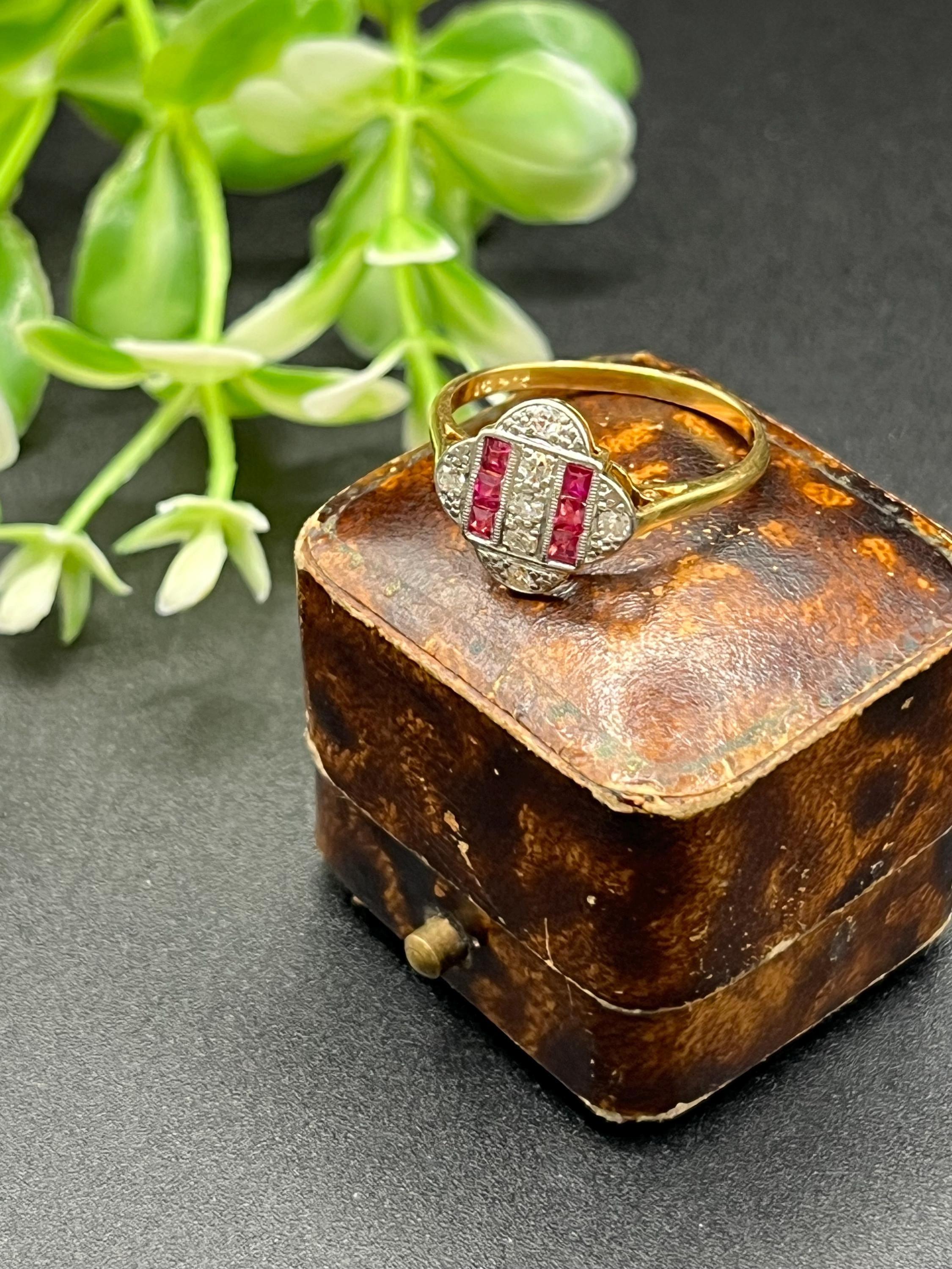 Bague ancienne en or 18ct, rubis et diamants, circa 1920, Art Deco Unisexe en vente