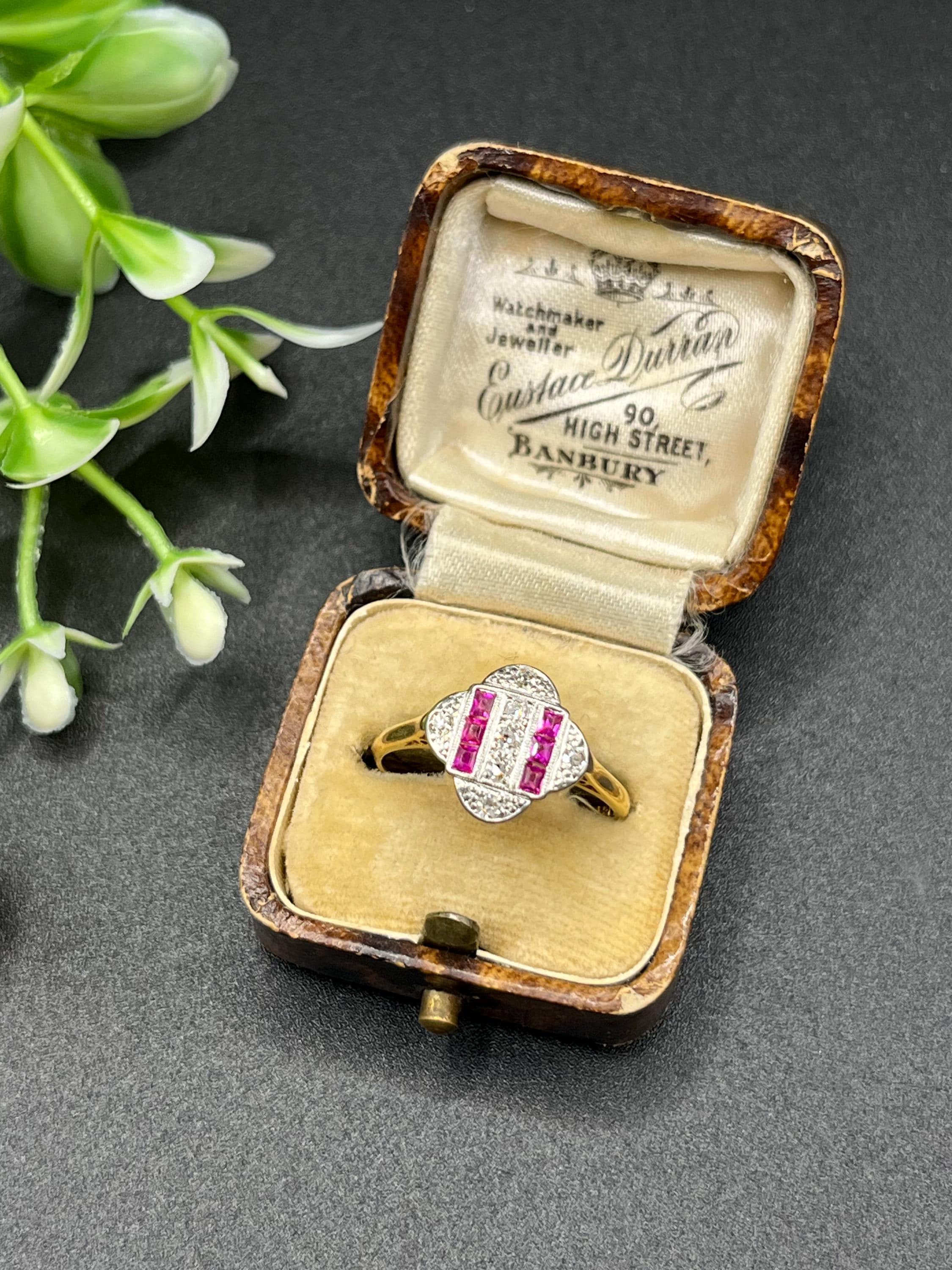 Bague ancienne en or 18ct, rubis et diamants, circa 1920, Art Deco en vente 1