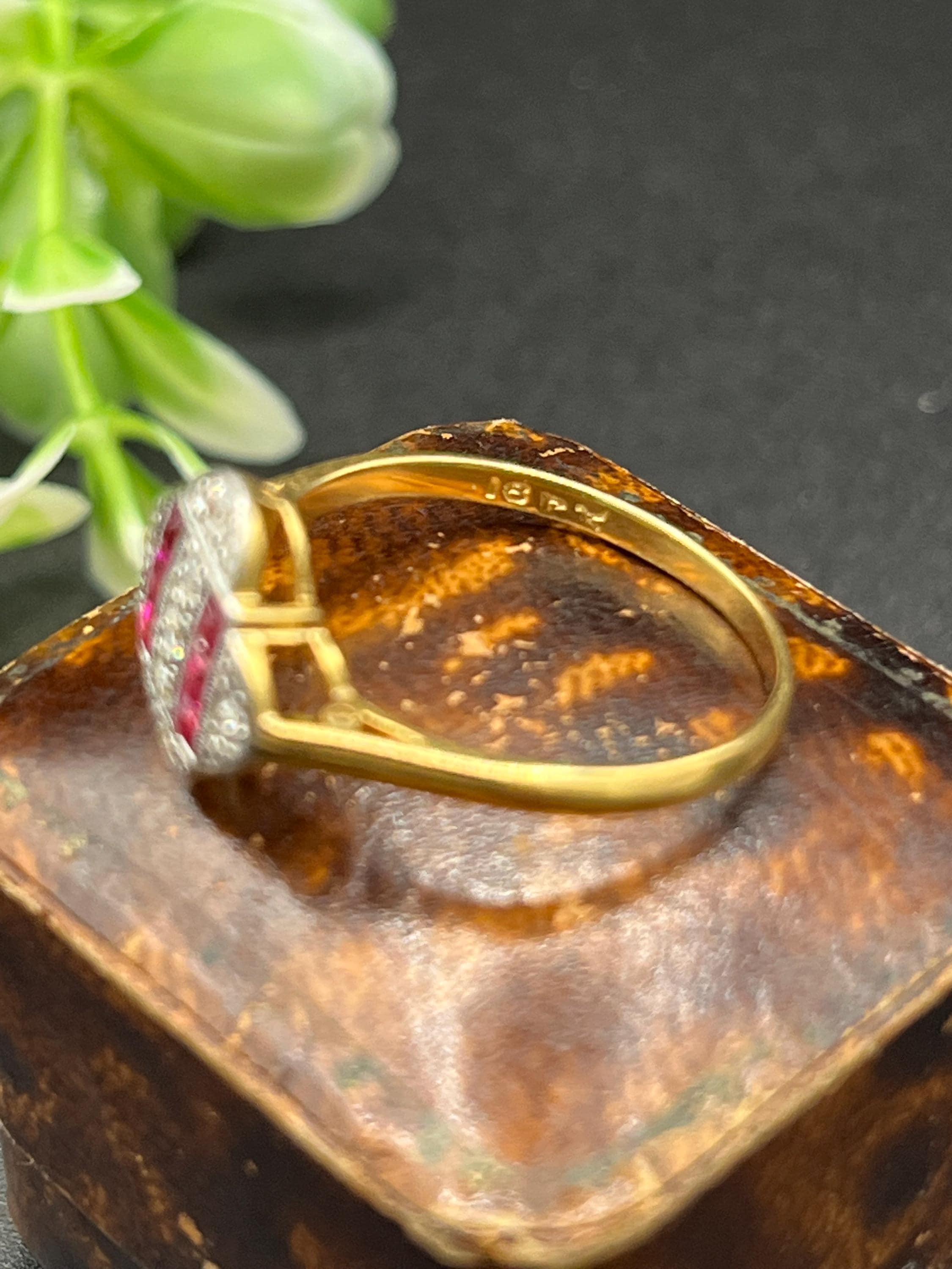 Bague ancienne en or 18ct, rubis et diamants, circa 1920, Art Deco en vente 2