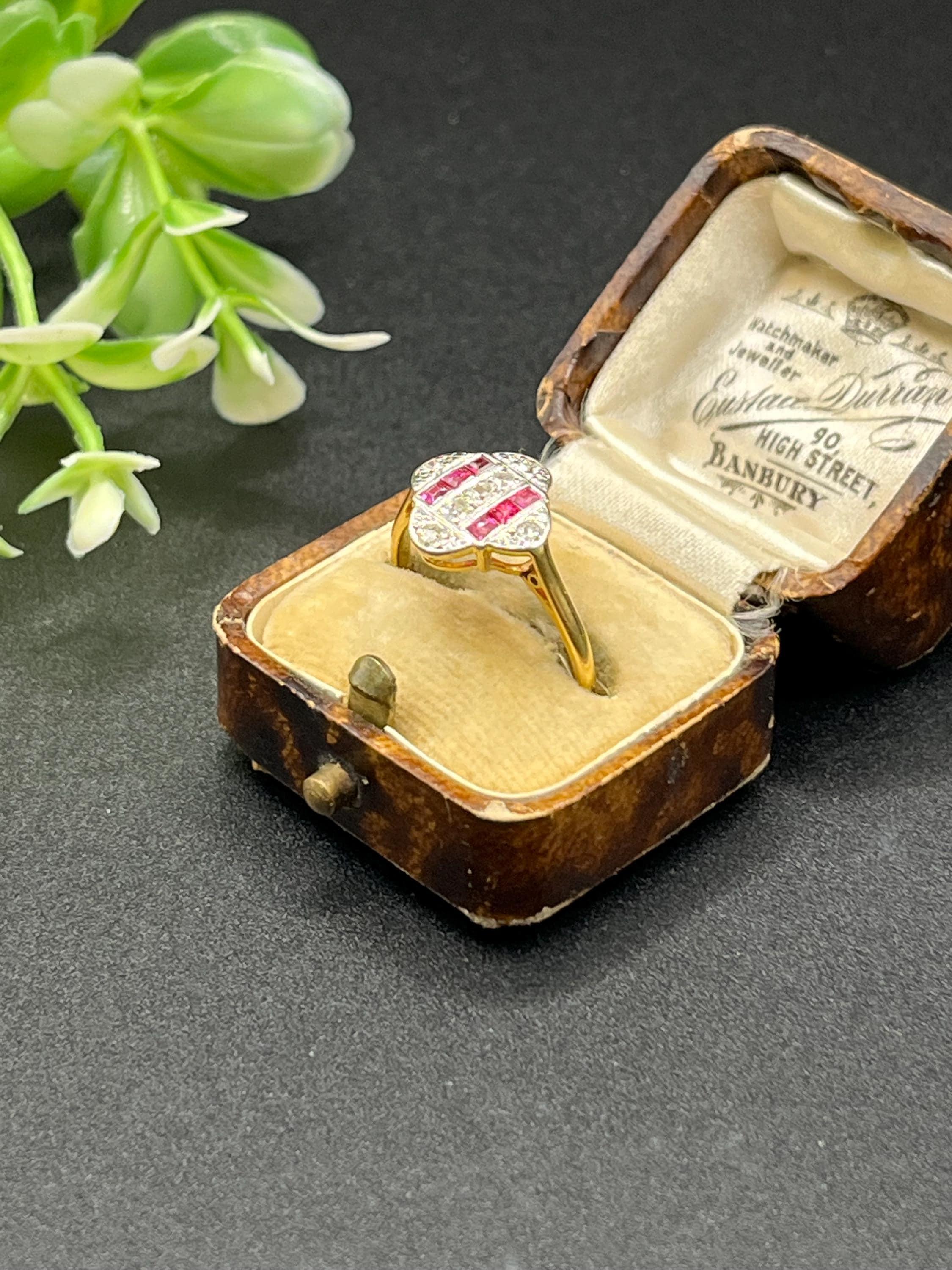 Bague ancienne en or 18ct, rubis et diamants, circa 1920, Art Deco en vente 3