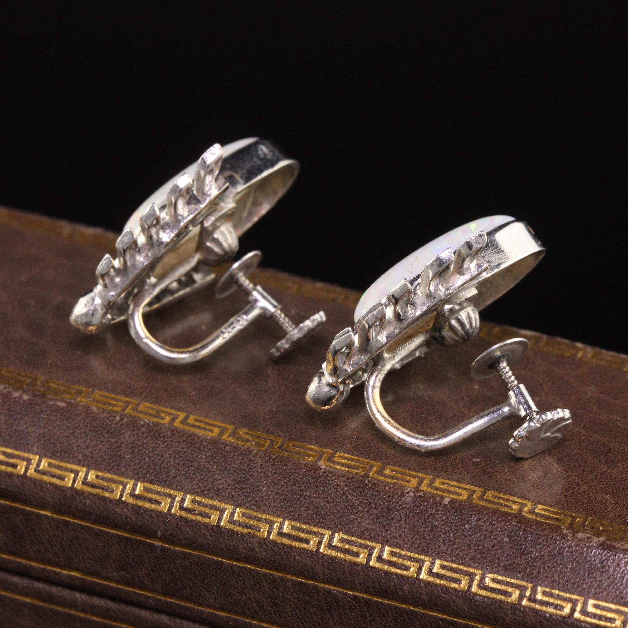 Antike Art-Déco-Ohrringe aus 18 Karat/10 Karat Weißgold mit Opal und Diamant (Art déco) im Angebot