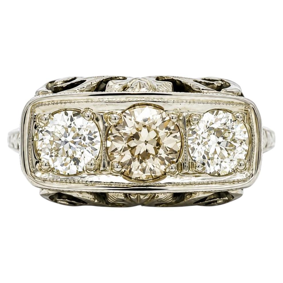 Anillo antiguo de estilo Art Déco, de oro de 18 quilates, con tres diamantes «Old European» de 1,26 quilates y grabado