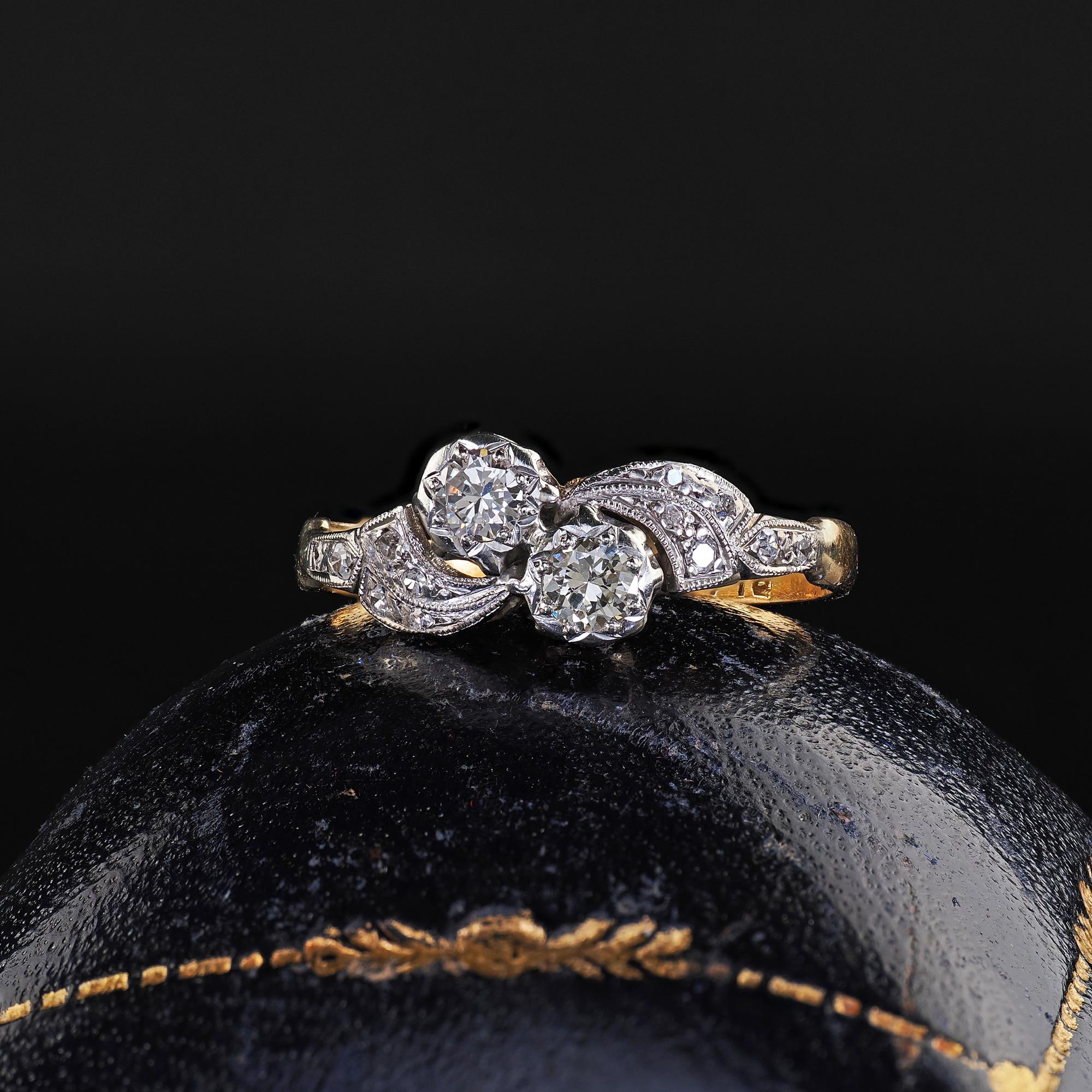 Schöne antike Art Deco 18K Gold und Platin Old Cut Diamond Toi Et Moi Ring. Dieser schöne Art Deco toi et moi Diamantring ist aus 18k Gelbgold und Platin gefertigt. Der Ring ist mit Diamanten im Altschliff besetzt, die auf einer Art-Déco-Fassung