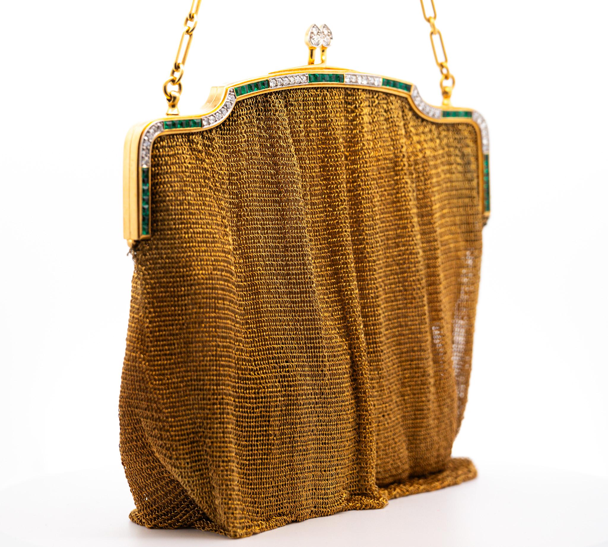 Offered is an exceedingly rare and coveted 18 Karat Gold Art Deco evening bag with a diamond and emerald frame. A testament to the opulent elegance of the early 20th century.

This vintage mesh purse hails from the 1920s to 1930s, showcasing an