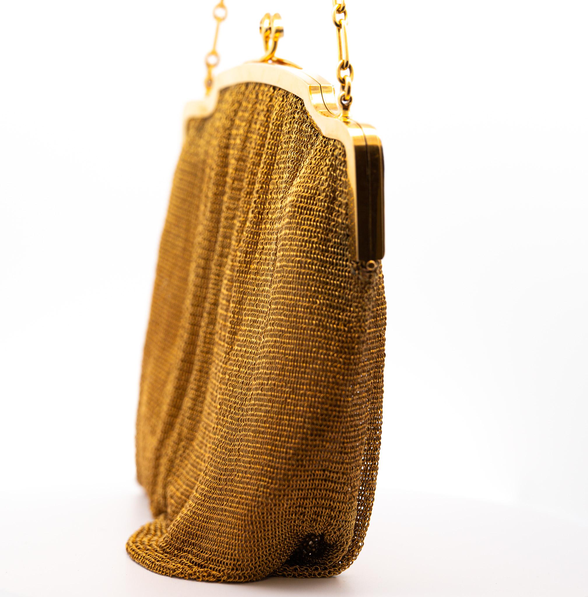 Antike Art-Déco-Abendtasche aus 18 Karat Goldgeflecht im Art déco-Stil mit Smaragd- und Diamantrahmen (Alteuropäischer Schliff) im Angebot