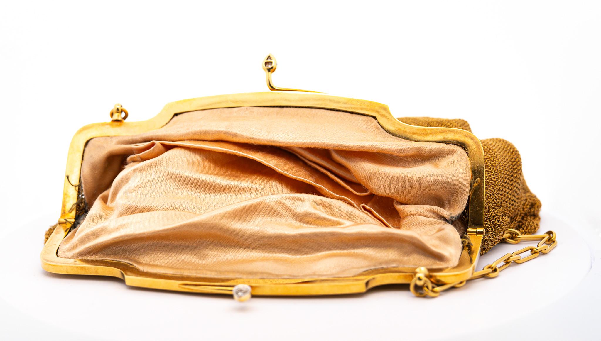 Antike Art-Déco-Abendtasche aus 18 Karat Goldgeflecht im Art déco-Stil mit Smaragd- und Diamantrahmen im Zustand „Gut“ im Angebot in Miami, FL