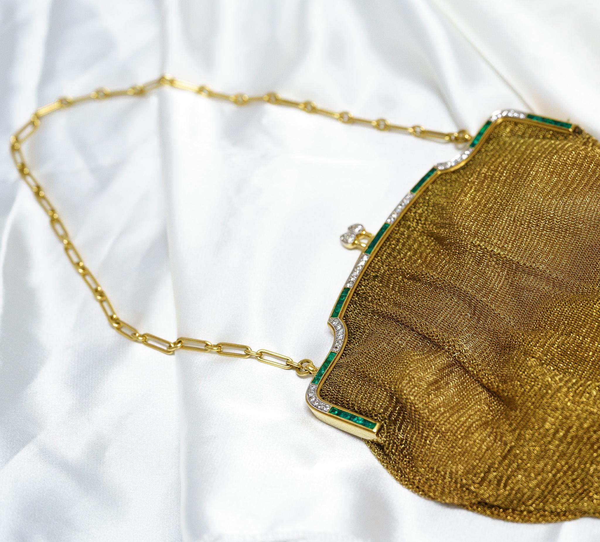 Antique Art Deco 18K Gold Mesh Evening Bag With Emerald and Diamond Frame For Sale 1