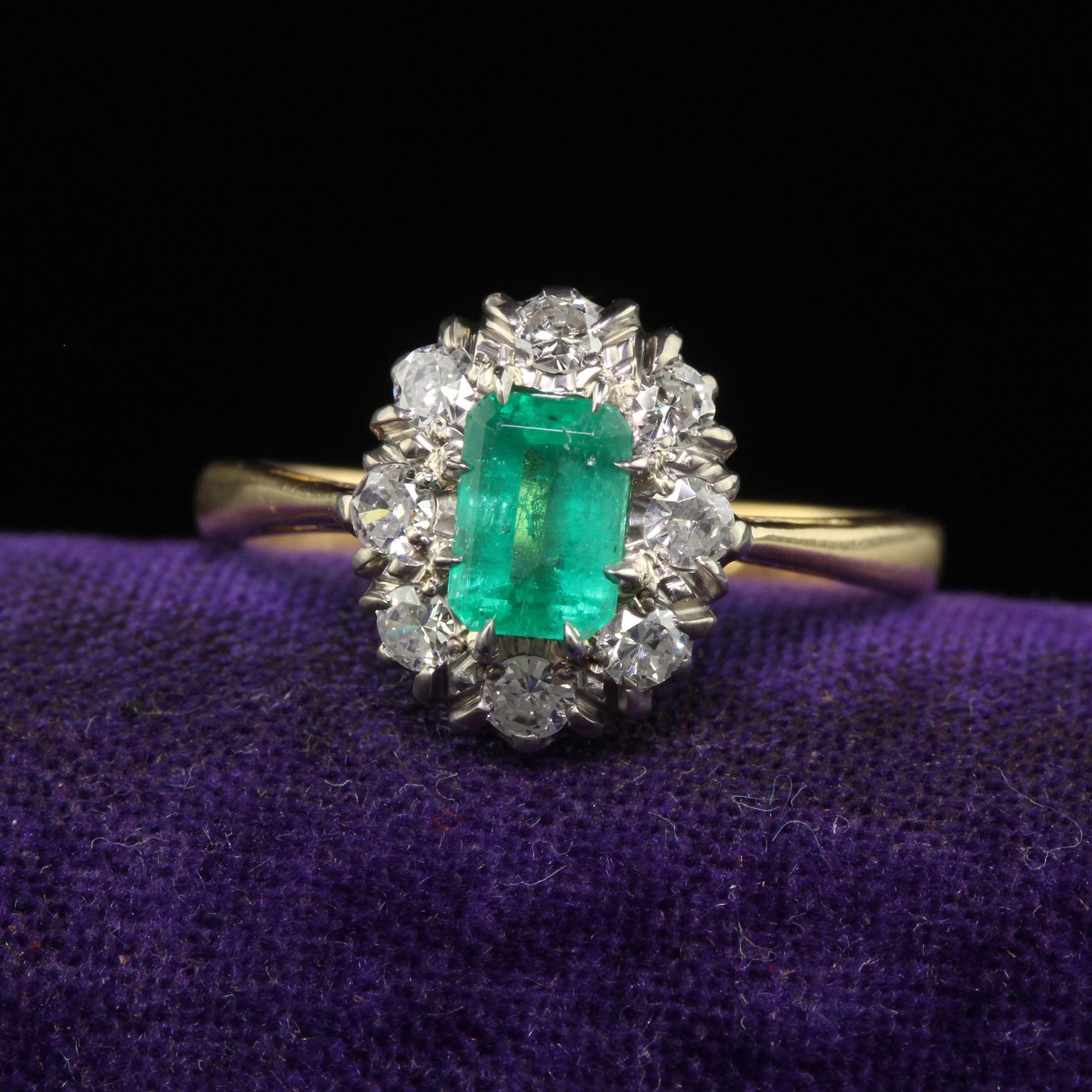 Magnifique bague de fiançailles Art Deco 18K Gold Platinum Old European Diamond Emerald. Cette magnifique bague de fiançailles Art déco en diamant et émeraude est réalisée en or jaune 18 carats et en platine. La bague est ornée d'un diamant