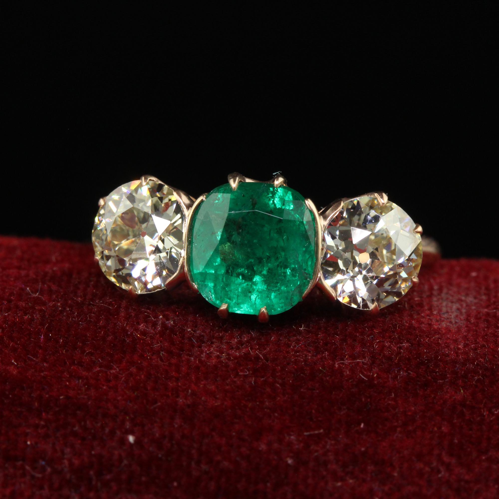 Schöne antike Art Deco 18K Rose Gold Old Euro Diamant und Smaragd Drei Stein Ring. Dieser wunderschöne Art-Deco-Ring mit drei Steinen ist aus 18 Karat Roségold gefertigt. Der Ring enthält einen schönen natürlichen grünen Smaragd in der Mitte und hat