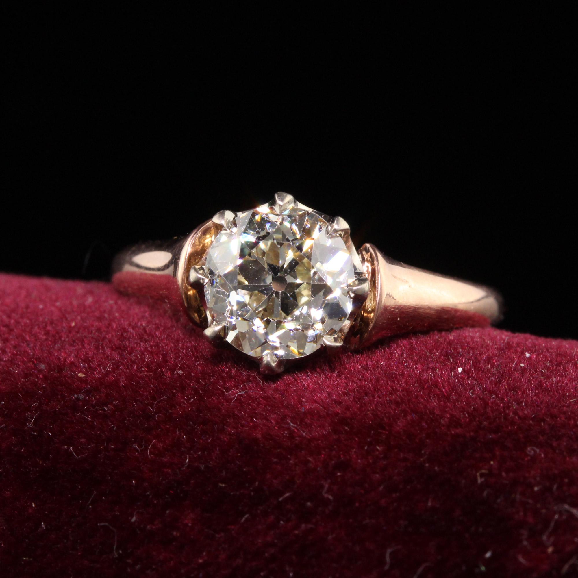 Magnifique bague de fiançailles en or rose 18 carats avec diamant taille européenne de style Art déco ancien. Cette magnifique bague de fiançailles est réalisée en or rose 18 carats et un panier en or blanc 18 carats. Le centre est constitué d'un