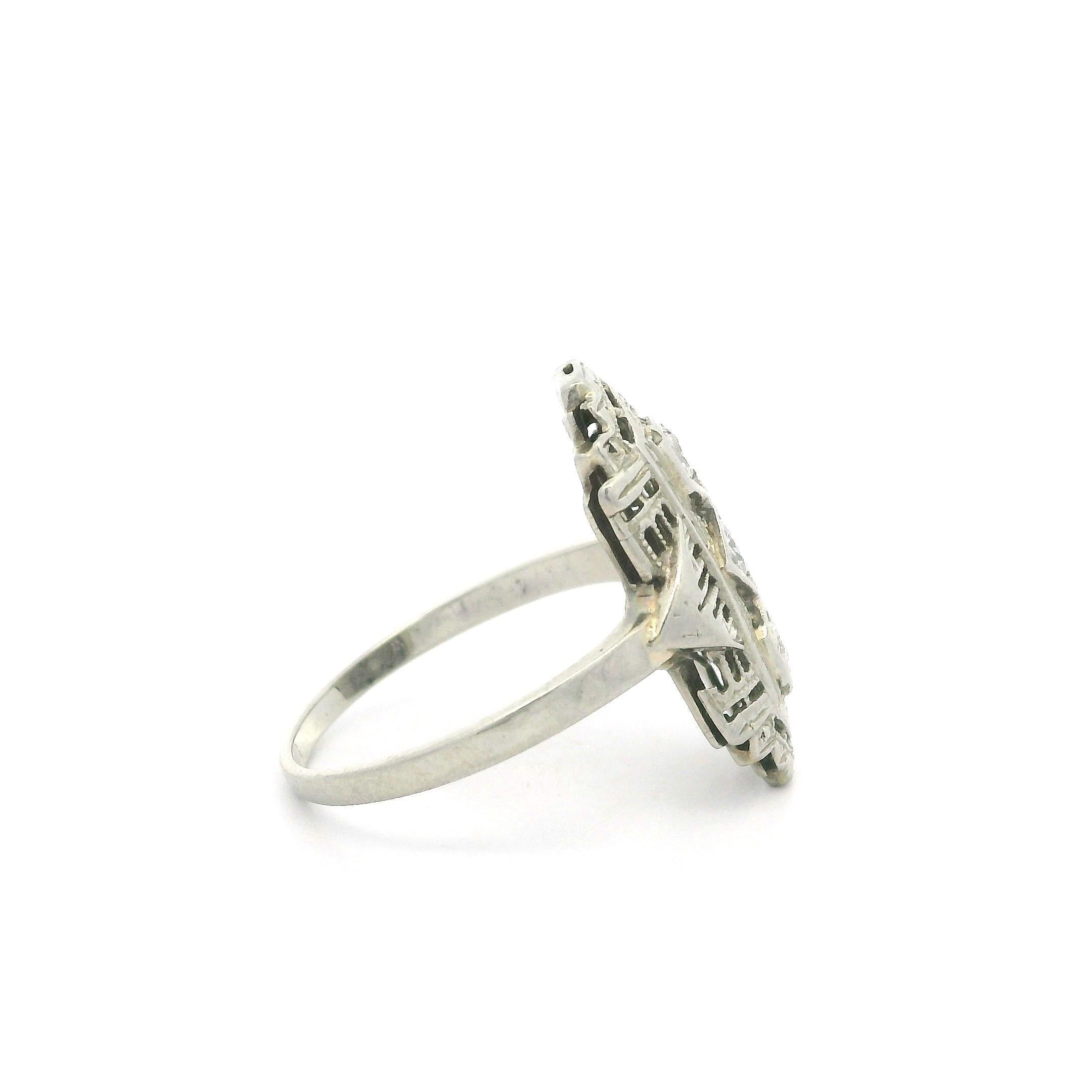 Anello antico Art Deco in oro bianco 18k 0,16ctw con diamanti in filigrana in vendita 5