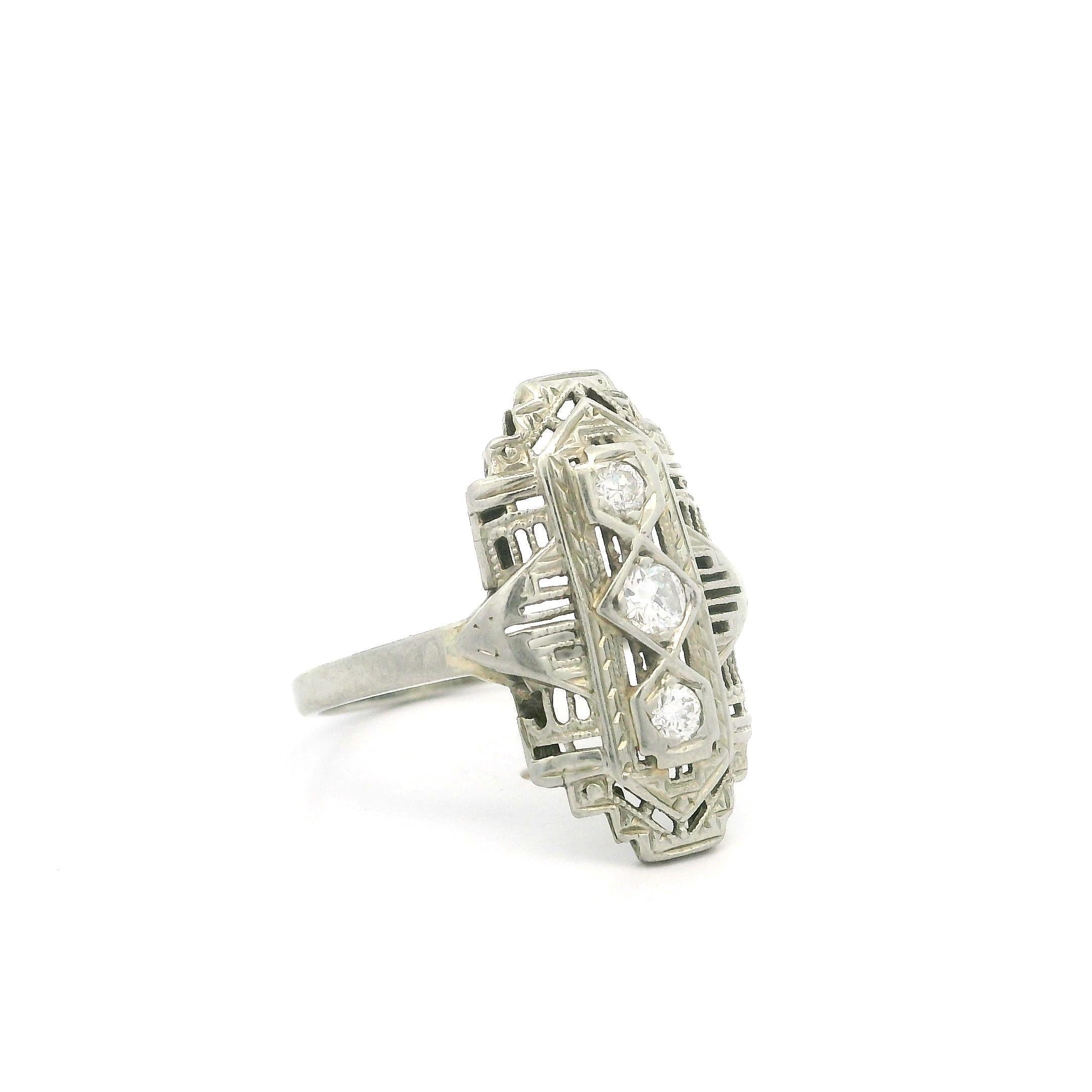 Anello antico Art Deco in oro bianco 18k 0,16ctw con diamanti in filigrana in vendita 7