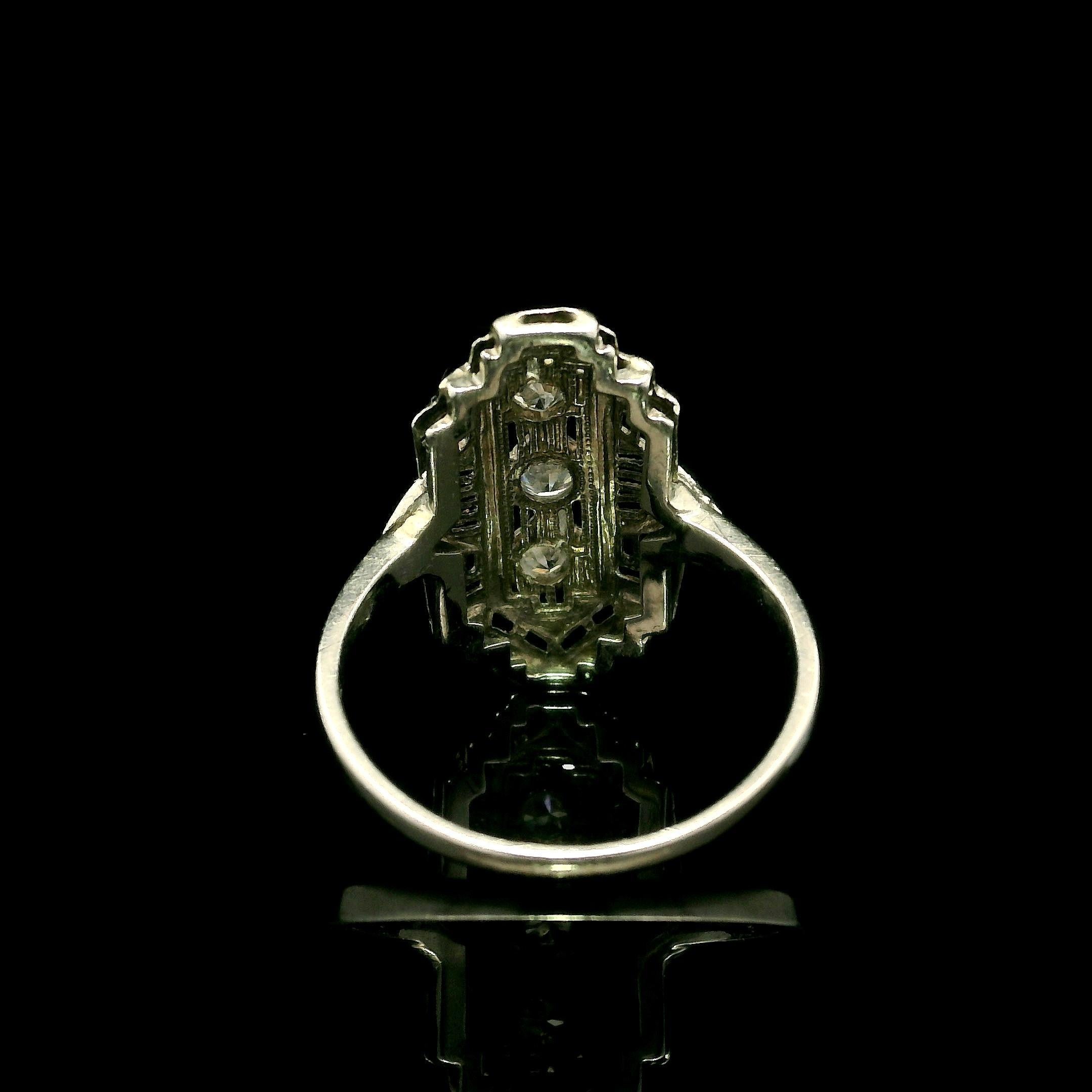 Taglio rotondo Anello antico Art Deco in oro bianco 18k 0,16ctw con diamanti in filigrana in vendita