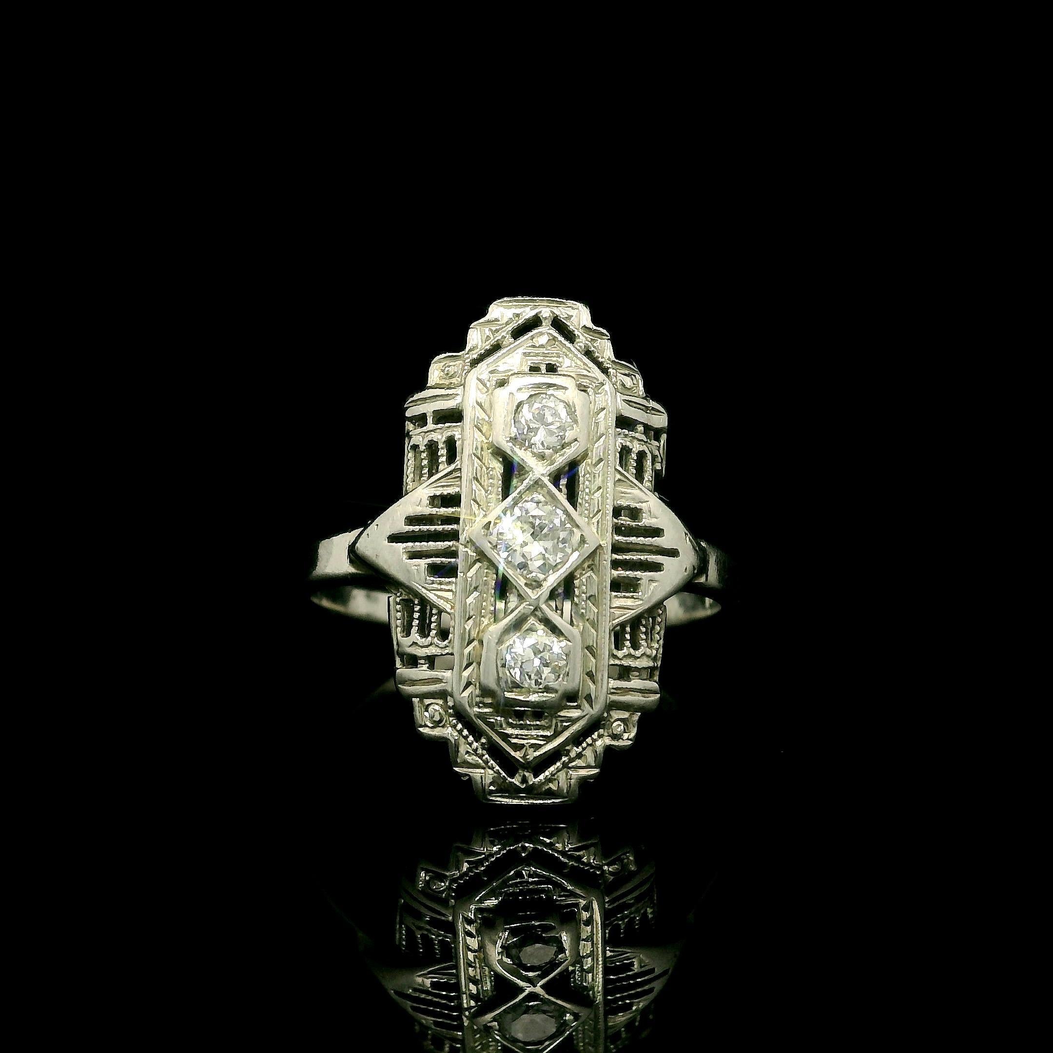 Anello antico Art Deco in oro bianco 18k 0,16ctw con diamanti in filigrana In condizioni buone in vendita a Montclair, NJ