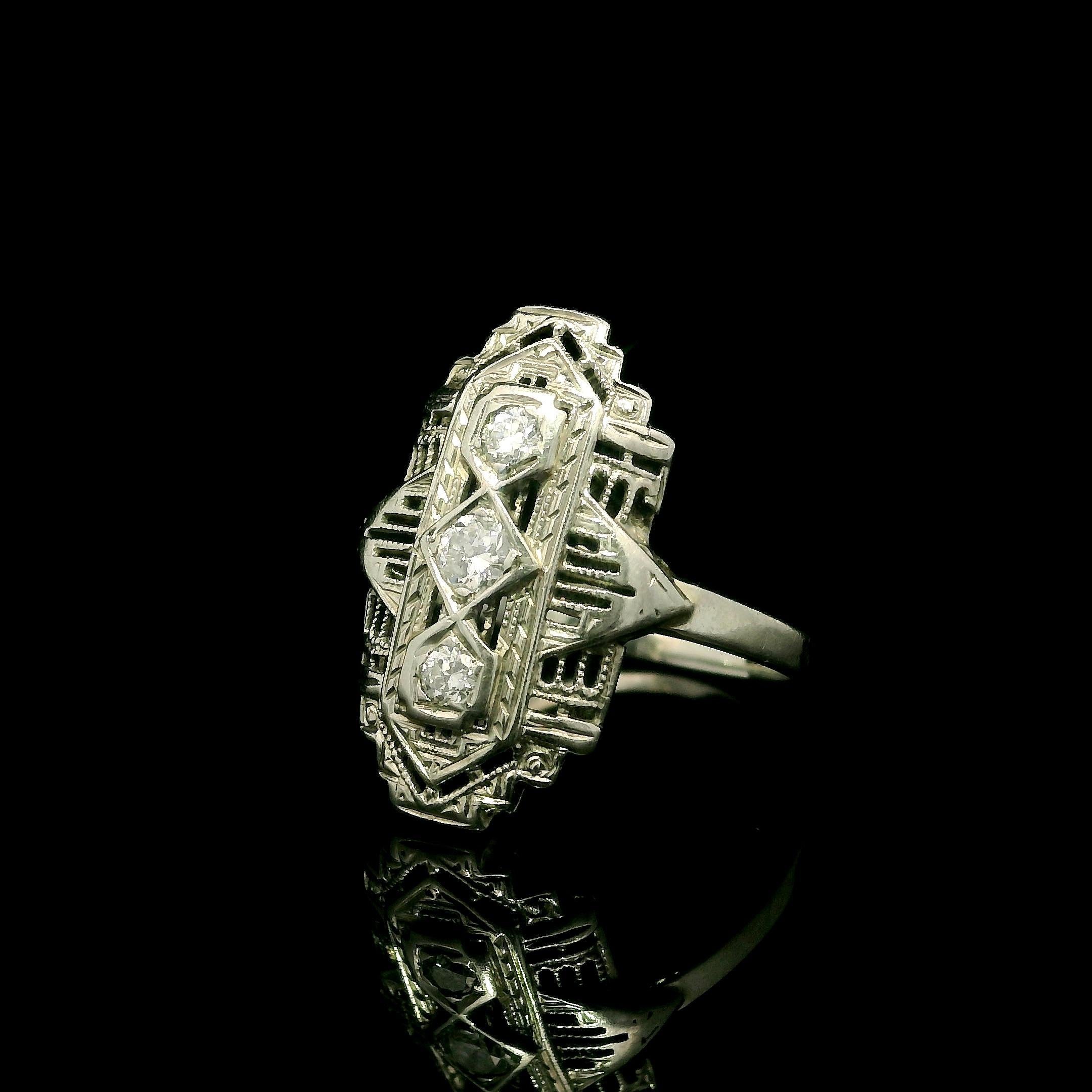 Anello antico Art Deco in oro bianco 18k 0,16ctw con diamanti in filigrana in vendita 1