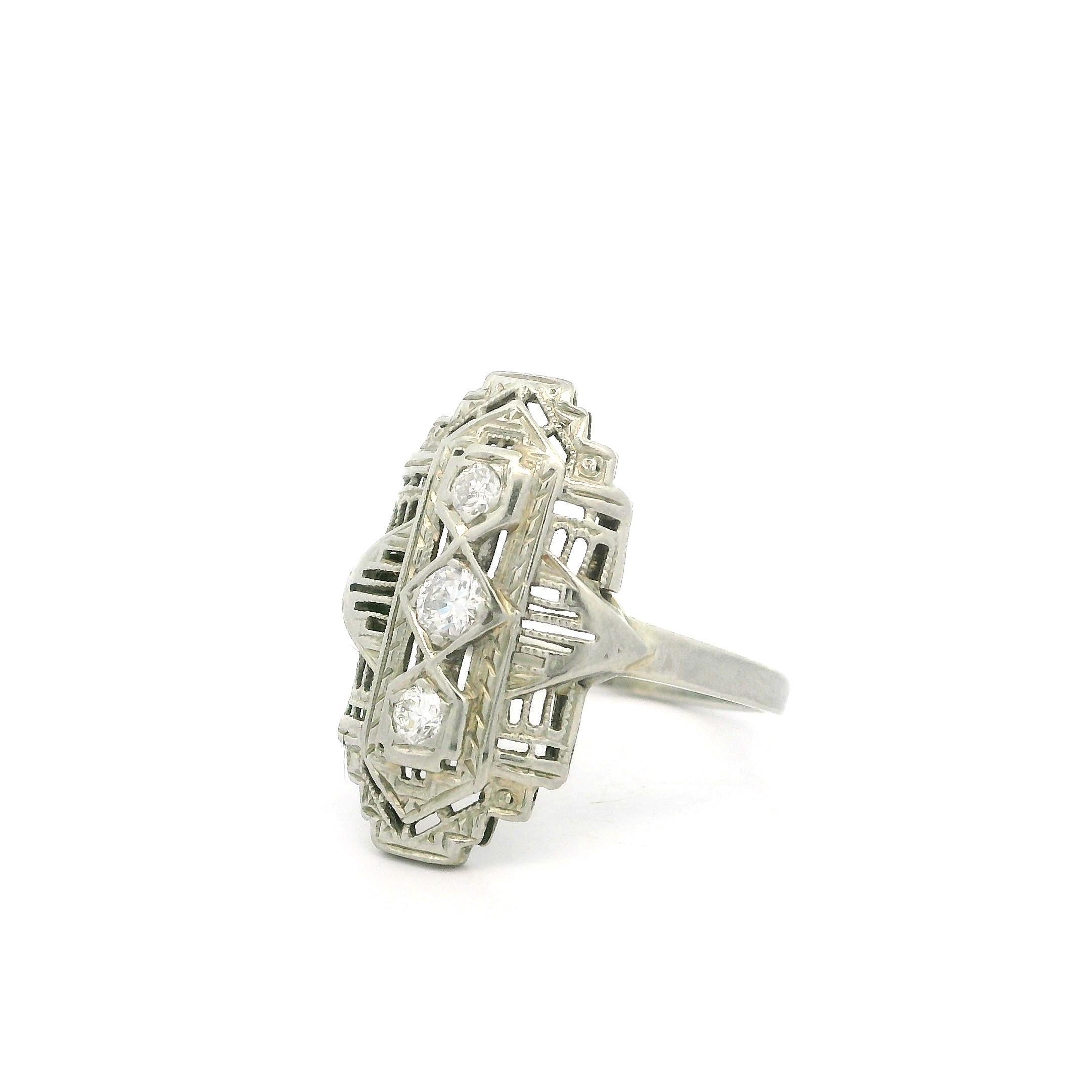 Anello antico Art Deco in oro bianco 18k 0,16ctw con diamanti in filigrana in vendita 2