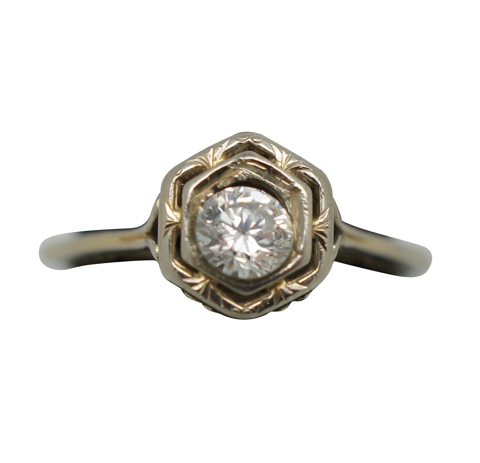 Antiker Ring aus 18-karätigem Weißgold mit schmalem Band und hoch aufragender Single Stone-Fassung, sechseckig im Art Deco-Stil und mit einem weißen Diamanten im Rundschliff von 0,4ct. 

Größe 6,25 / 0,75
