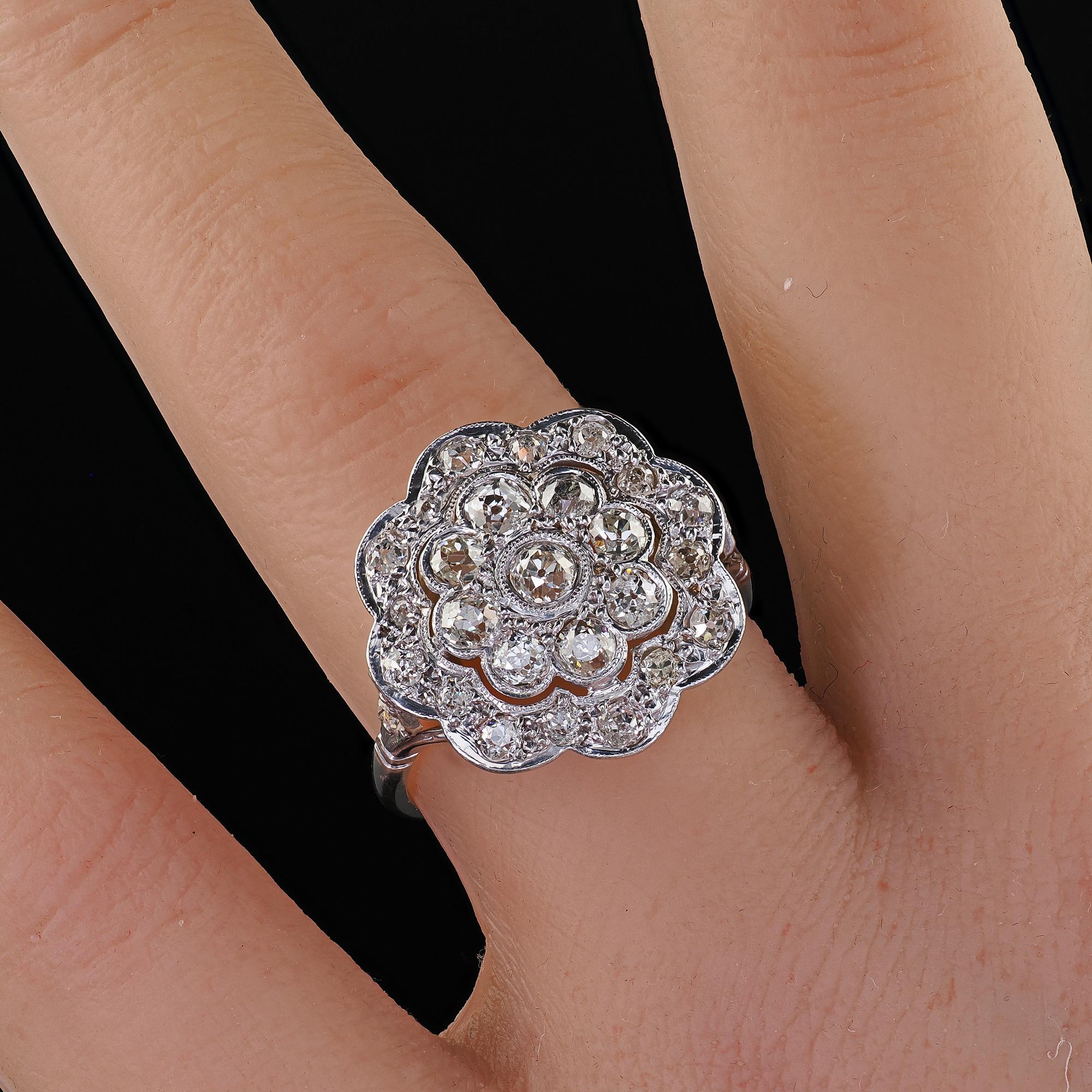 Antiker Art Deco 18K Weißgold und Platin Old Euro Diamond Floral Ring im Angebot 4