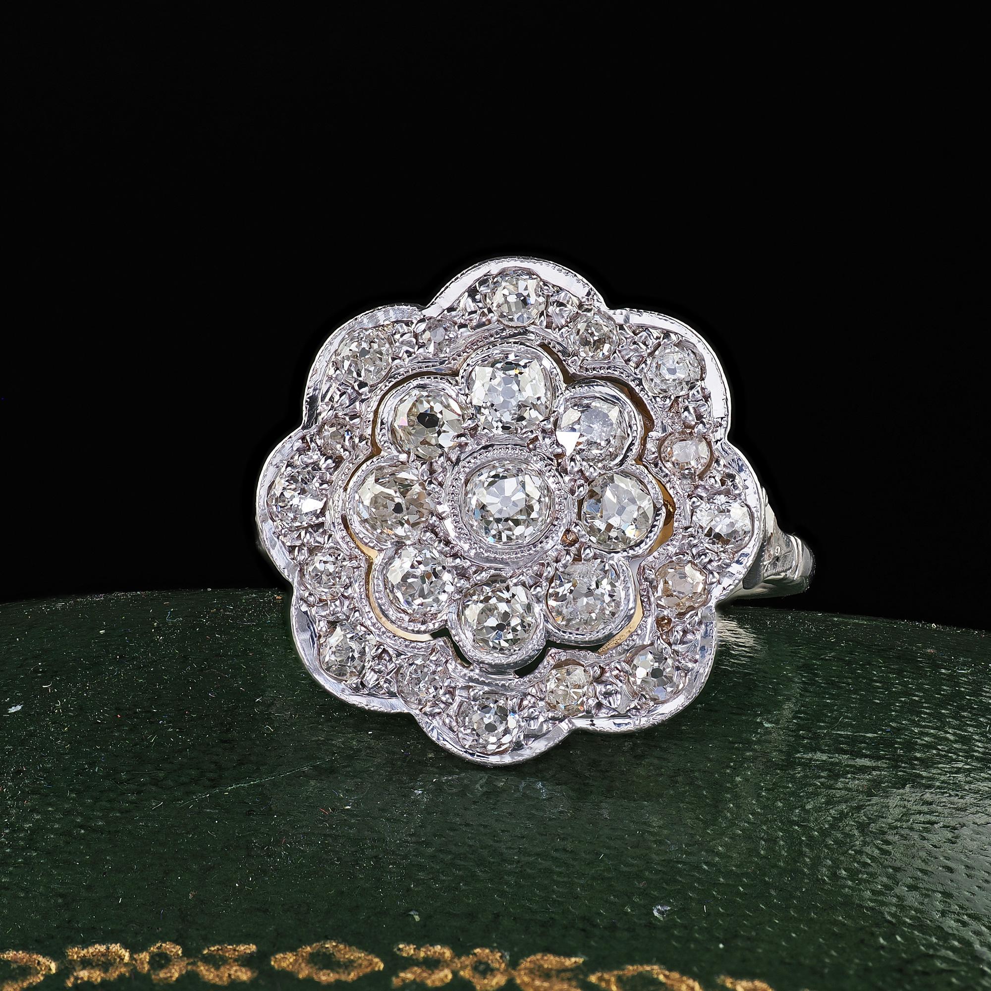 Schöne antike Art Deco 18K Weißgold und Platin Old Euro Diamond Floral Ring. Dieser wunderschöne Blumenring im alten europäischen Art-Deco-Schliff ist aus 18 Karat Weißgold und Platin gefertigt. Dieser wunderschöne Ring ist mit Diamanten im