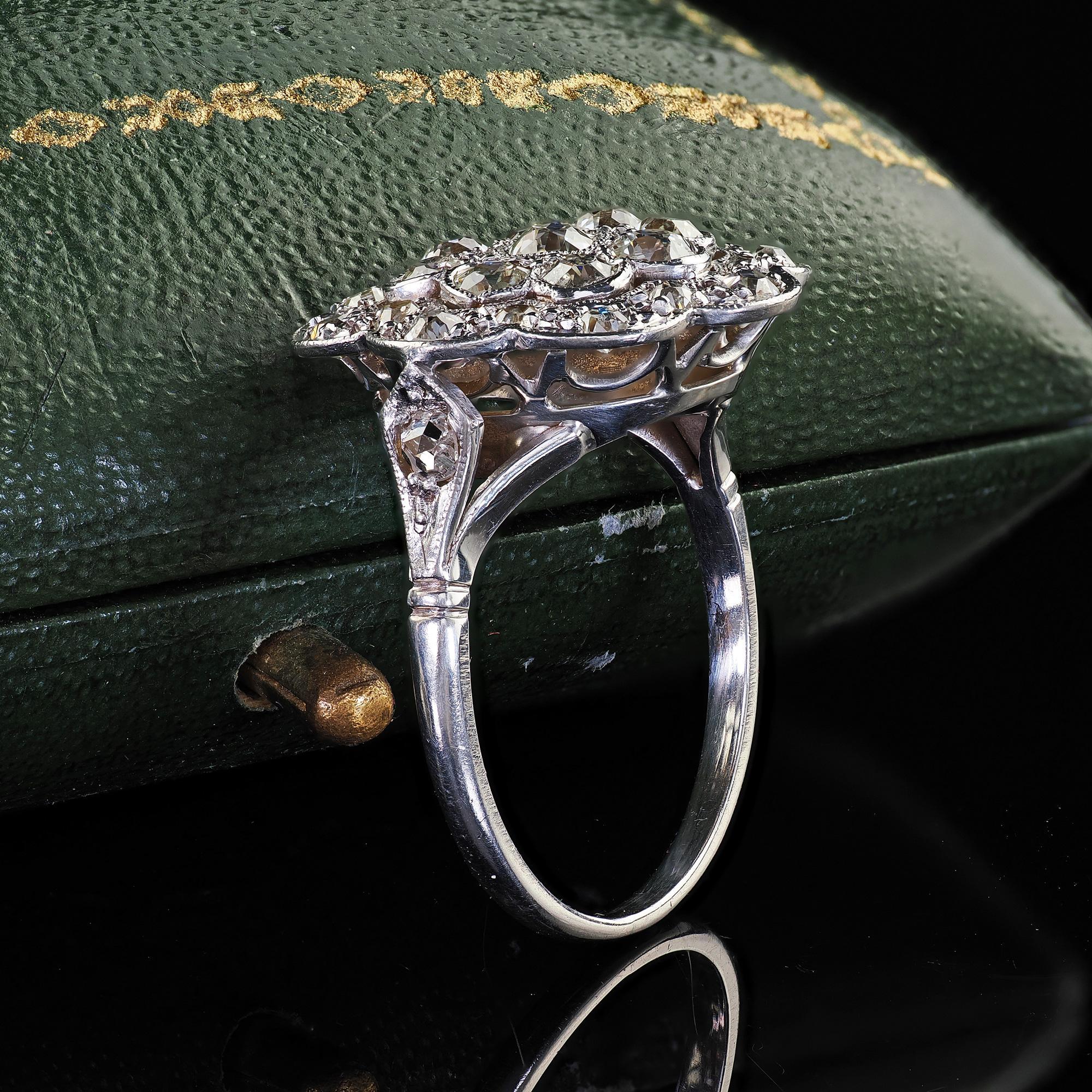 Antiker Art Deco 18K Weißgold und Platin Old Euro Diamond Floral Ring (Art déco) im Angebot
