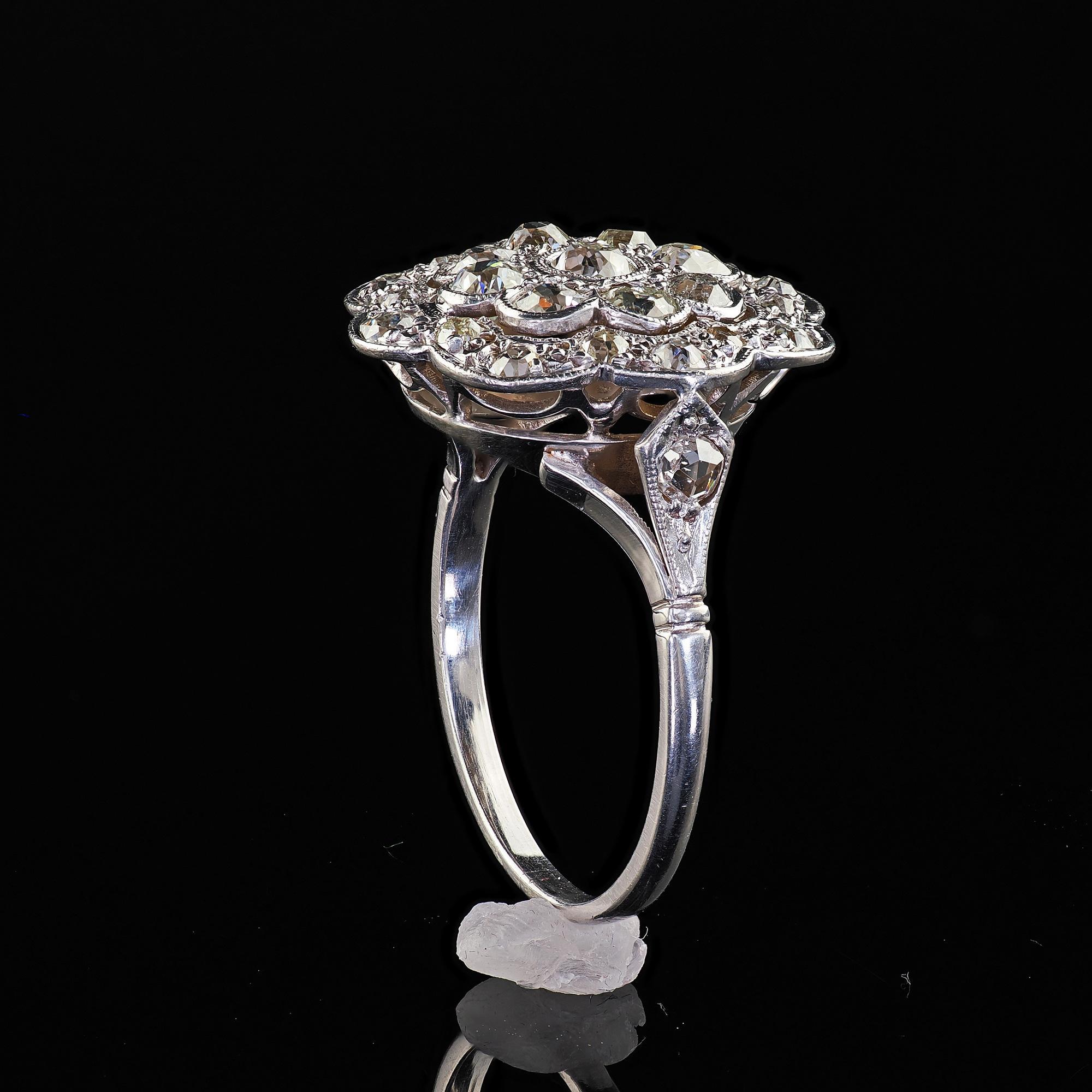 Antiker Art Deco 18K Weißgold und Platin Old Euro Diamond Floral Ring im Angebot 3